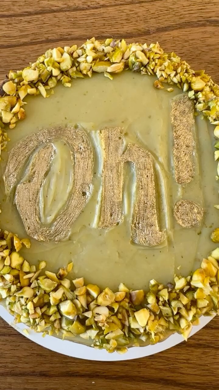 ✨ Llega la joya dulce que estabas esperando! ✨
Presentamos nuestra Dubai White Chocolate Cheesecake: un placer blanco y cremoso que te transporta directo a la elegancia de Dubai. 🌟
🍰 Ideal para compartir, regalar o darte un gustito único.
Oh! Cheesecake
Horneamos emociones
📲 Reserva la tuya por WhatsApp y no te quedes sin probarla: +54 11 3009-2459
#cheesecakes #cheesecakelovers #ohcheesecake #cheesecakelover #saycheesecake #dubai #dubaicheesecake #cheesecakesofinstagram #nordelta_ciudad #cheesecake#FOMOdulce