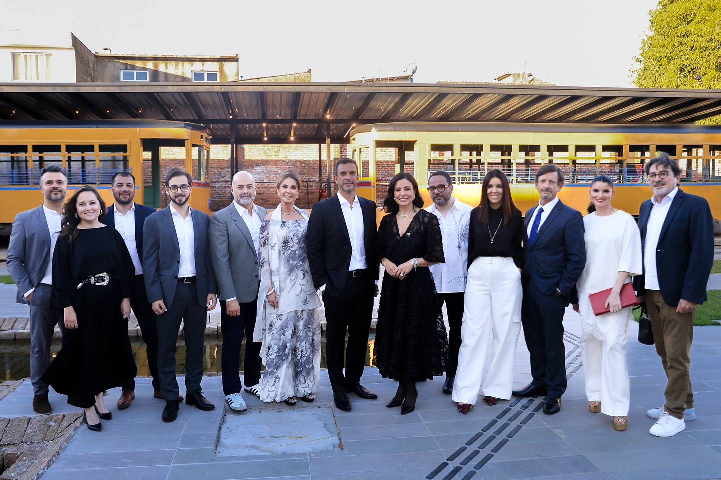 Um novo capítulo começa na Fundação Bienal do Mercosul ✨
Apresentamos a nova diretoria e o modelo inédito de copresidência que conduzirá a gestão 2026–2028, com Márcio Carvalho e Maria Fernanda de Lima Santin à frente de uma rota estratégica voltada à arte como vetor permanente de educação e cultura.
O novo ciclo propõe fortalecer a Bienal em três grandes eixos: Educativo permanente, Identidade territorial e simbólica e Calendário cultural articulado, reafirmando o papel da instituição como uma das principais plataformas de arte contemporânea da América do Sul.
Agradecemos a todos que estiveram conosco na coletiva, na posse e na celebração. Juntos seguimos construindo futuros através da arte.
📸 @vinidallarosa