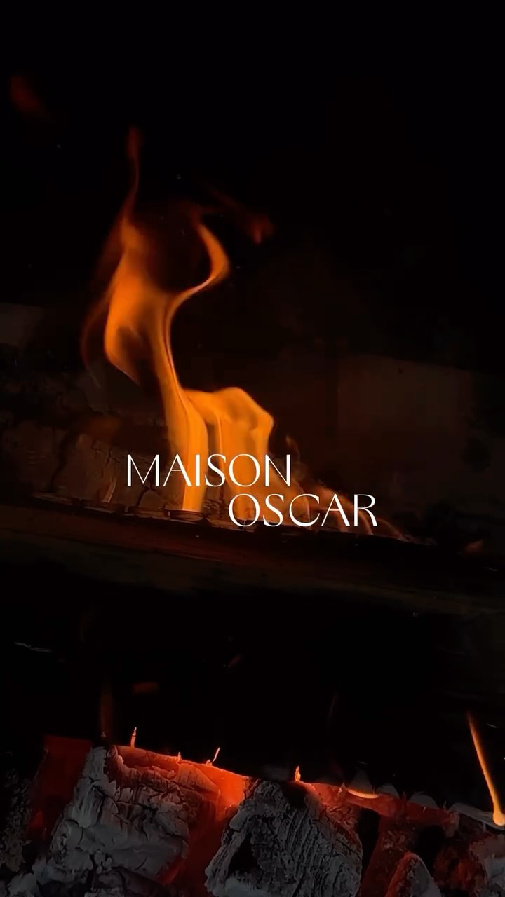 Fall, inside and out.
Leaves outside, embers inside.
Sauna • fireplace • slow mornings.
Daily breakfast included • private chef on request.
Maison Oscar, your house in the woods.