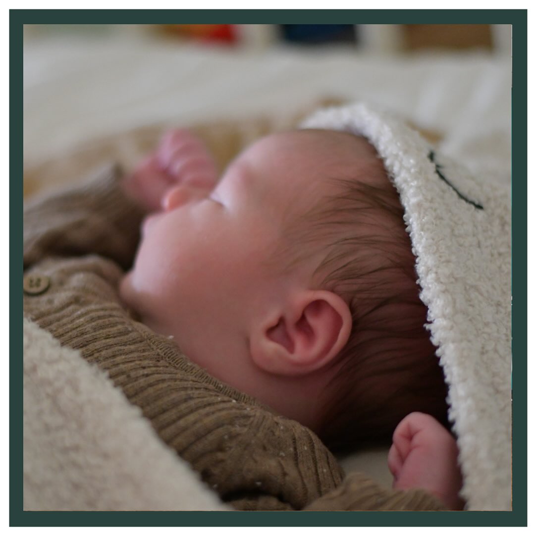 WELKOM MASON! 💙
Dit mooie mannetje heet Mason en is thuis geboren op 5 oktober 2025 om 03:21 uur. Hij woog 3560 gram bij 40 weken en 5 dagen.
Bij de geslachtsecho kregen ze een mooi spannend envelopje mee naar huis, waarna ze een leuke gender reveal hebben gehad! Wat een leuke verrassing een jongen! 💙
Tijdens de zwangerschap heeft Lisa niet veel last gehad van zwangerschapskwaaltjes. Daarnaast kregen ze aan het begin van het 3e trimester ook de sleutel van hun nieuwe huis. 🏡
De grote verbouwing kon beginnen en boven was het gelukkig klaar voor de komst van de kleine man!
Lisa en Kaj hadden zich goed voorbereid met de LEV cursus dus ze waren er helemaal klaar voor.
De weeën waren begonnen en alleen de douche was fijn voor Lisa. De weeën duurden nog kort en leken af te nemen toen Celeste op huisbezoek was. Als mooie verrassing had Lisa al 3 centimeter ontsluiting! 🥰
Om de weeën beter te laten doorzetten heeft Celeste gestript. De vliezen braken waardoor haar lichaam aangaf dat ze er klaar voor was. In overleg zouden we even afwachten wat de weeën gingen doen en Celeste zou later terug komen. Na een uur belde Kaj dat de weeën erg heftig waren en dat Lisa ze niet meer kon opvangen! Celeste hoorde op de achtergrond al dat Lisa persdrang had, dus ze kwam zo snel als ze kon. 🏎
Wauw, wat had dit prachtige mannetje ineens haast! Lisa had inderdaad 10 centimeter ontsluiting en persdrang. We zetten snel alle spullen klaar en belden de kraamzorg. Binnen een uur na het telefoontje werd er een knap mannetje geboren, mee aangepakt door zijn papa. 😍
We moesten even bijkomen van deze snelheid! Maar wat was dit een mooie intense thuisbevalling. 🥰
In het kraambed zaten deze papa en mama te stralen met hun mooie zoon! ❤️
Lieve Lisa en Kaj,
Gefeliciteerd met de geboorte van jullie zoon Mason! Wat zijn jullie een goed team samen. Heel veel geluk gewenst en geniet!
Veel liefs, team LEV
#verloskundigenlev #lev #liefdevol #vertrouwd #lev