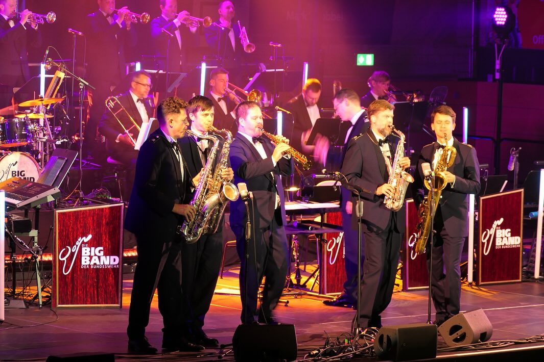 Weekly Recap 🎷🎶🎺
Letzte Woche fand das Konzert der @big_band_der_bundeswehr bei uns in Harsewinkel statt.
Es war eine rundum gelungene Veranstaltung mit Musik aus allen Musikrichtungen - ob Swing oder Pop & Modern für jeden war etwas dabei und das Publikum war sehr begeistert. 😊
Zusammen mit dem @spielmannszug_harsewinkel haben wir 175 Jahre Musik in Harsewinkel gefeiert - gleich zwei Jubiläen, sowas muss gefeiert werden 🥳🥂
#bigbandderbundeswehr #konzert #jubiläumsparty #kolpingorchesterharsewinkel #175jahre