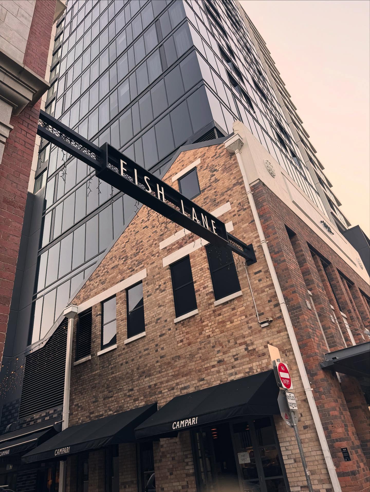 What was once just a service laneway is now one of Brisbane’s most vibrant urban spots — thanks to the vision of @ariaproperty.com.au who turned 38 old car parks under the rail line into Fish Lane Town Square.
Working with @richardsandspence and @brisbanecitycouncil they transformed a forgotten back lane into a thriving mix of cafés, bars, public art and greenery which connects South Bank to the cultural precinct.
✨ Why it works:
🚶 Pedestrian-first design
🌿 Green space + public art
🍷 Food, culture + night-time energy
💭 Bold private vision + smart planning
Fish Lane proves what’s possible when good design and collaboration come together — turning underused city space into somewhere people actually want to be.
#FishLane #BrisbaneDesign #UrbanAdvisory #UrbanRenewal #CityMaking #Placemaking #UrbanDesign #SouthBrisbane #GoodDevelopment #BuildingSomethingGood