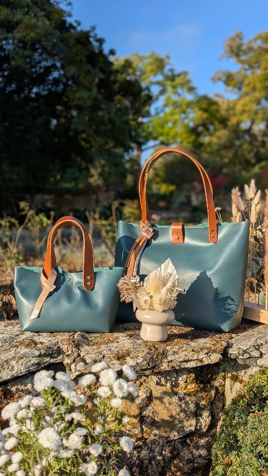 Fêtes des plantes dans les jardins du château du Pin : journée II
Le soleil et la bonne humeur sont au rdv ...
Retrouvez-nous aujourd'hui jusqu'à 19h 😉
Avec Émile de l'@atelier_bleu_fougere on a la pataaaate.
Bon dimanche
Marion
#créateur #artisan #ateliercuir #chateau #plante