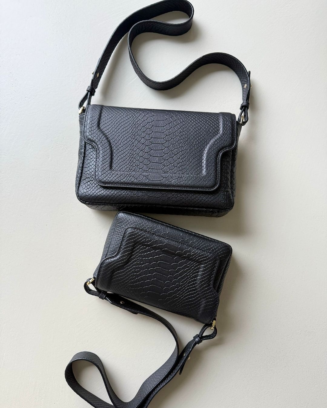 Modern czy Mini Modern? 🖤
Dwa rozmiary, jeden ponadczasowy styl.
Ten sam kształt, ta sama faktura, inne proporcje — wybierasz kompaktową wersję na co dzień czy bardziej pojemną na cały dzień w ruchu?