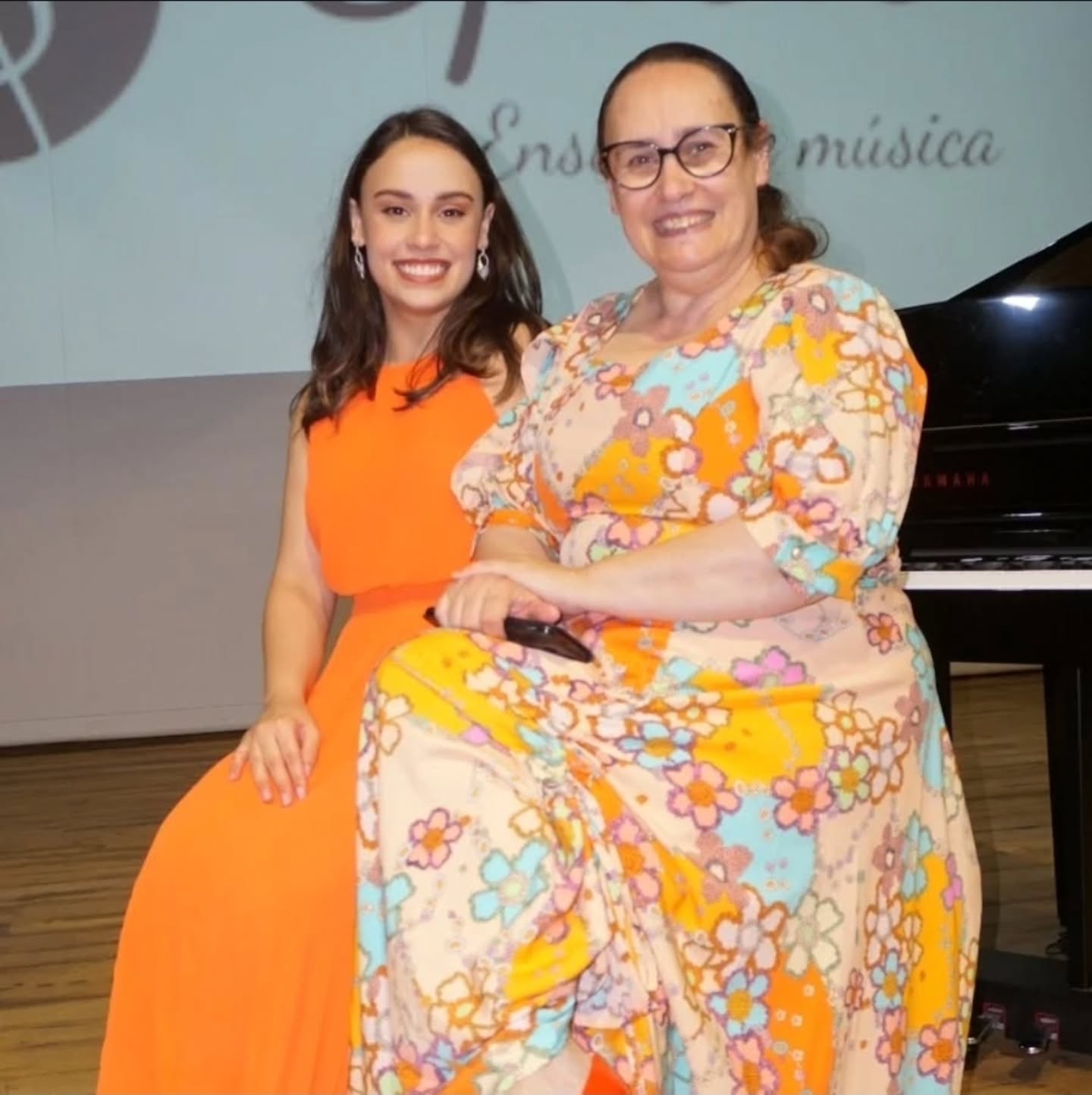 ✨ Feliz Dia dos Professores! ✨
Hoje celebramos quem planta sonhos, inspira corações e transforma o mundo através do conhecimento e da arte.
Ser professora é ensinar com as mãos, com o coração e com a alma. 💖