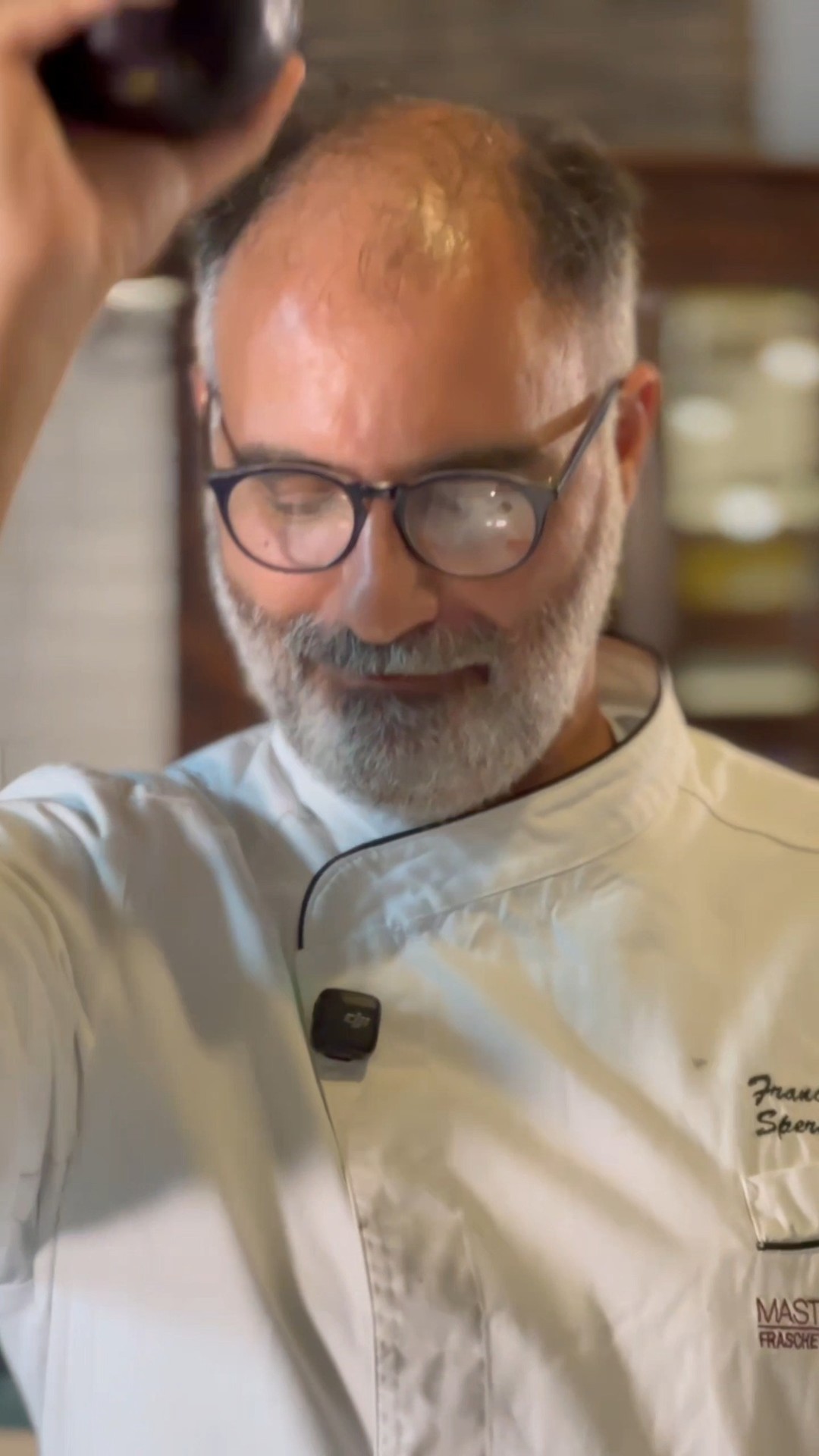 𝑴𝒂𝒈𝒊𝒂? 🔮 𝑵𝒐, 𝒒𝒖𝒆𝒔𝒕𝒂 𝒆̀ 𝒖𝒏’𝑨𝒔𝒕𝒓𝒐𝒑𝒂𝒓𝒎𝒊𝒈𝒊𝒂𝒏𝒂. 🚀
𝑈𝑛𝑎 𝑠𝑓𝑒𝑟𝑎 𝑑𝑖 𝑚𝑒𝑙𝑎𝑛𝑧𝑎𝑛𝑒 𝑏𝑟𝑢𝑐𝑖𝑎𝑡𝑒 𝑐ℎ𝑒 𝑛𝑎𝑠𝑐𝑜𝑛𝑑𝑒 𝑢𝑛 𝑐𝑢𝑜𝑟𝑒 𝑑𝑖 𝑝𝑟𝑜𝑣𝑜𝑙𝑎 𝑎𝑓𝑓𝑢𝑚𝑖𝑐𝑎𝑡𝑎 𝑓𝑖𝑙𝑎𝑛𝑡𝑒, 𝑠𝑒𝑟𝑣𝑖𝑡𝑎 𝑠𝑢 𝑠𝑎𝑙𝑠𝑎 𝑑𝑖 𝑝𝑜𝑚𝑜𝑑𝑜𝑟𝑜 𝑑𝑎𝑡𝑡𝑒𝑟𝑖𝑛𝑜, 𝑐𝑜𝑛 𝑑𝑖𝑠𝑐ℎ𝑖 𝑑𝑖 𝑟𝑖𝑐𝑜𝑡𝑡𝑎 𝑠𝑎𝑙𝑎𝑡𝑎 𝑒 𝑔𝑜𝑐𝑐𝑒 𝑑𝑖 𝑏𝑎𝑠𝑖𝑙𝑖𝑐𝑜.
𝐿𝑎 𝑡𝑟𝑎𝑑𝑖𝑧𝑖𝑜𝑛𝑒 𝑑𝑒𝑙𝑙𝑎 𝑝𝑎𝑟𝑚𝑖𝑔𝑖𝑎𝑛𝑎, 𝑚𝑎 𝑙𝑎𝑛𝑐𝑖𝑎𝑡𝑎 𝑖𝑛 𝑜𝑟𝑏𝑖𝑡𝑎. 𝑃𝑒𝑟𝑐ℎ𝑒́ 𝐴𝑠𝑡𝑟𝑜𝑝𝑎𝑟𝑚𝑖𝑔𝑖𝑎𝑛𝑎? 𝑃𝑒𝑟𝑐ℎ𝑒́ 𝑒̀ 𝑠𝑒𝑚𝑝𝑙𝑖𝑐𝑒𝑚𝑒𝑛𝑡𝑒… 𝑠𝑝𝑎𝑧𝑖𝑎𝑙𝑒! 🪐🍆
𝐶ℎ𝑒𝑓 𝐹𝑟𝑎𝑛𝑐𝑒𝑠𝑐𝑜 𝑆𝑝𝑒𝑟𝑎𝑛𝑑𝑒𝑜 @fradeatails
𝐹𝑖𝑙𝑚𝑒𝑑 𝐵𝑦 @moniqueacl
Vi aspettiamo a pranzo il sabato e la domenica (dalle 12:30 alle 15:00) e a cena dal lunedì alla domenica!
𝐈𝐧𝐟𝐨 𝐞 𝐏𝐫𝐞𝐧𝐨𝐭𝐚𝐳𝐢𝐨𝐧𝐢
📍 Via Alessandro Volta 36, Testaccio, Roma
📞 06 5741369
🌐 Prenota ora: Link in BIO!
#MastroGiorgio #CucinaRomana #RomaFood #RistoranteRoma #Testaccio #FoodPornRoma #TradizioneRomana #AstroParmigiana #Parmigiana #Melanzane #CenaRoma #PranzoRoma