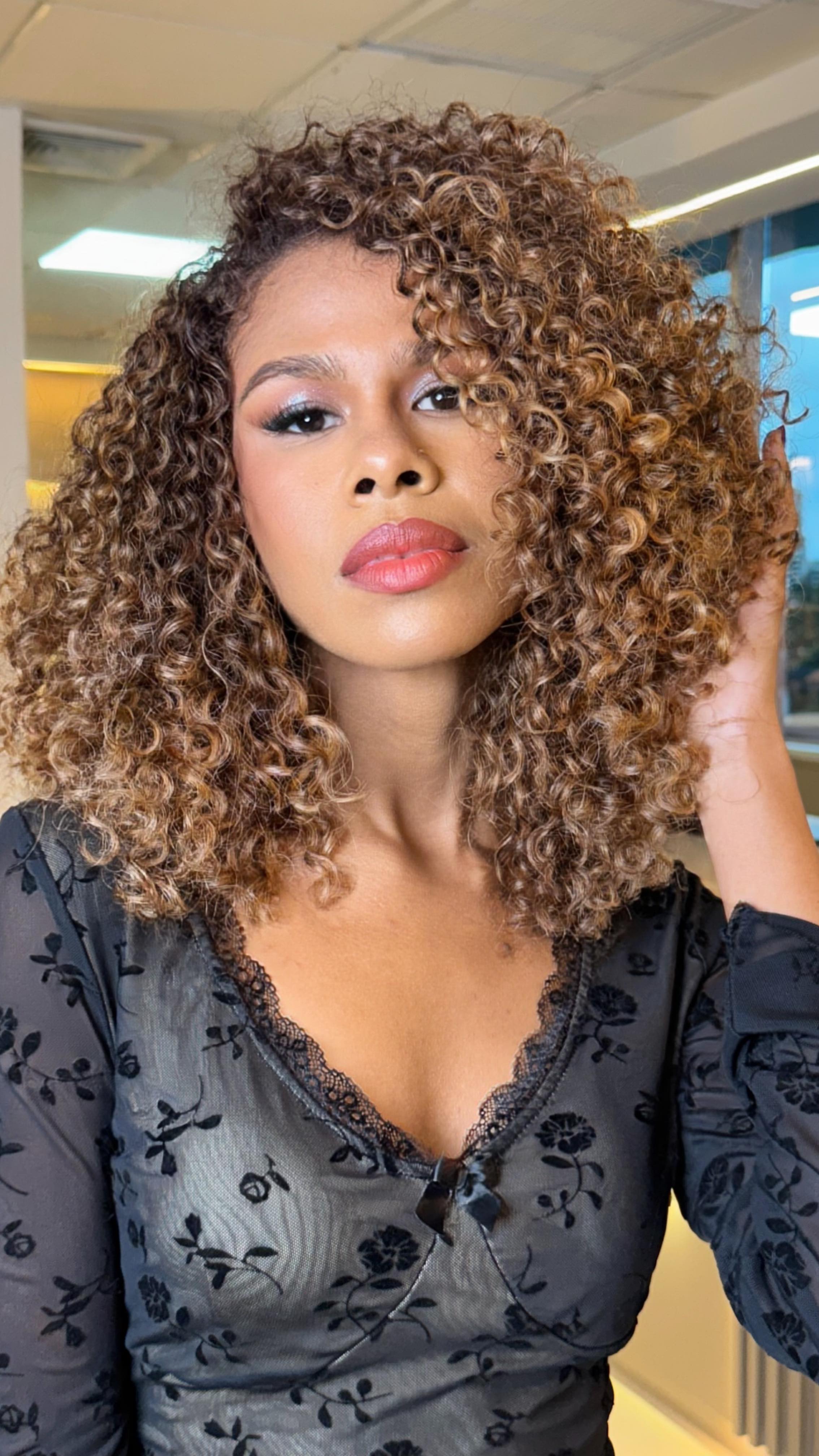 “Miel Sauvage — Técnica Híbrida ✨
Una apertura de fondo controlada, diseñada para iluminar el rizo sin perder su esencia.
Natural, dimensional y vivo.
Así es el color cuando se trabaja desde el respeto y la intención.”
📍 By Jesús Tabares Salón
💬 Cuéntame: ¿te atreverías a despertar tu luz natural?
#MielSauvage #HybridTechnique #JesúsTabarésSalon #ColorDeAutor #BalayageRizado #RizosConLuz #CurlLumière #ColorConAlma #TransformaciónReal #LumièreByTabares #musadejesustabares #panamacitypanama #balayagepanama #cambiodelook #salondebellezapanama #panamacity #blondehair #alfaparfmilano