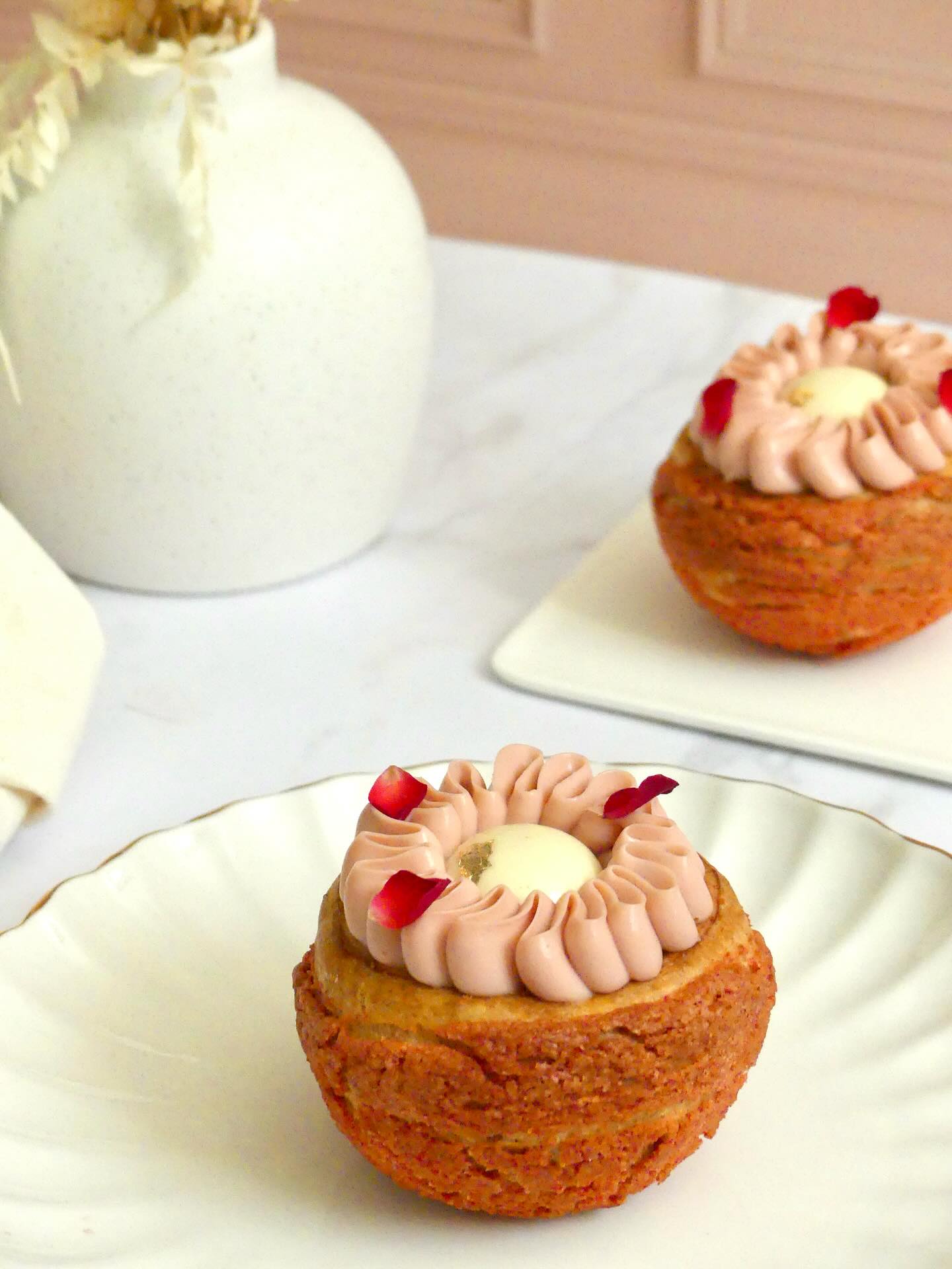 Un chou tout rose pour octobre 🌷
Sous sa coque craquante, une alliance délicate entre une diplomate au litchi et une compotée fraises faite à partir de fraises @lafraisedelabauleburban récoltée cet été et faites en purée 🍓
Une création pleine de douceur, en hommage à toutes celles et ceux qui se battent et qu’on n’oublie pas. 💖
Il est composé :
- pâte à choux et craquelin rose
- diplomate litchi
- compotée de fraises
- croustillant inspiration fraise @valrhona
- crémeux litchi
- ganache inspiration fraise @valrhona
~
#OctobreRose #Pâtisserie #Choux #FraiseLitchi #PâtisserieFrançaise #pastry #pateachoux