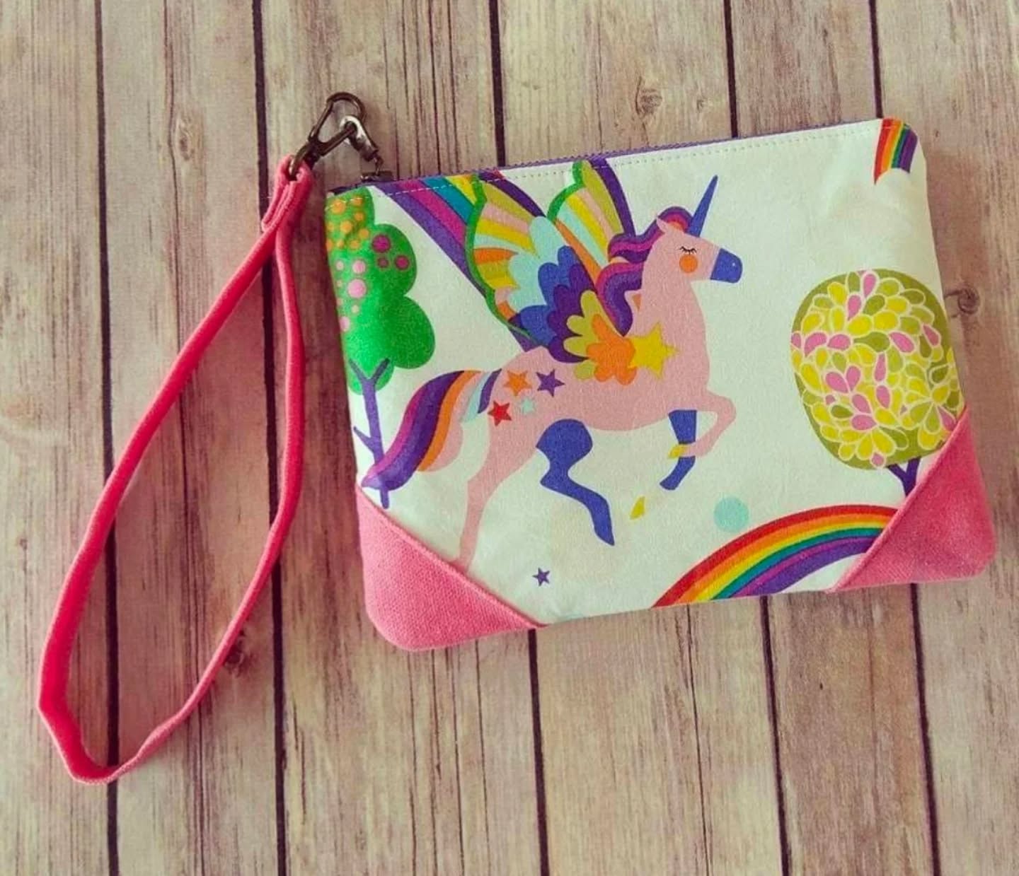 🦄✨ Add a touch of magic to your day with this handmade unicorn wristlet! Crafted with love using durable waxed canvas and vibrant, whimsical prints — it’s perfect for carrying your essentials with a bit of sparkle 🌈💖
Whether you’re off to a coffee date, a festival, or just running errands, this wristlet keeps your treasures safe and stylish.
🌟 Features:
• Handcrafted with high-quality waxed canvas for durability
• Adorable unicorn + rainbow design
• Handy wrist strap for easy carrying
• Fully lined with a slot for credit cards💫
💌 Perfect for unicorn lovers, dreamers, and anyone who believes in a little everyday magic!
#HandmadeWithLove #UnicornMagic #WaxedCanvas #EtsyFinds #ColorfulStyle #UnicornLover #SmallBatchMade #WhimsicalAccessories #HandcraftedStyle