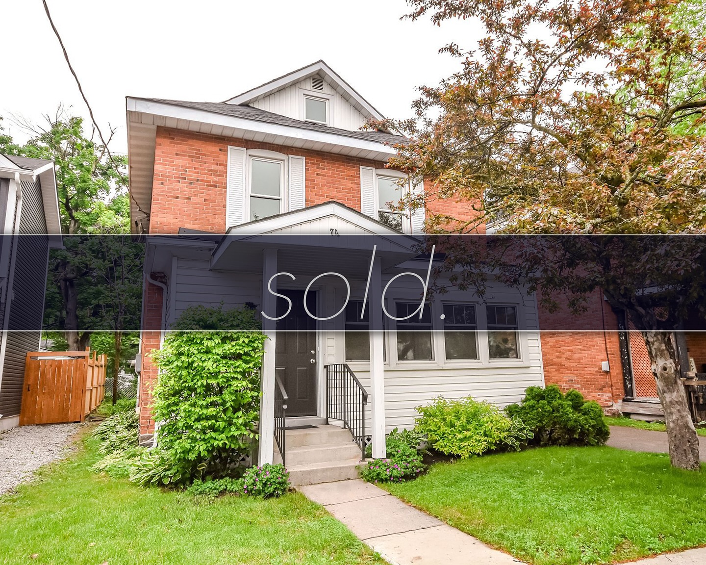 -𝙎𝙊𝙇𝘿-
So happy to see a wonderful family moving into this stunningly renovated century home full of character in an amazing Orillia neighbourhood! Thank you so much to our buyers for the trust 🙏🏼