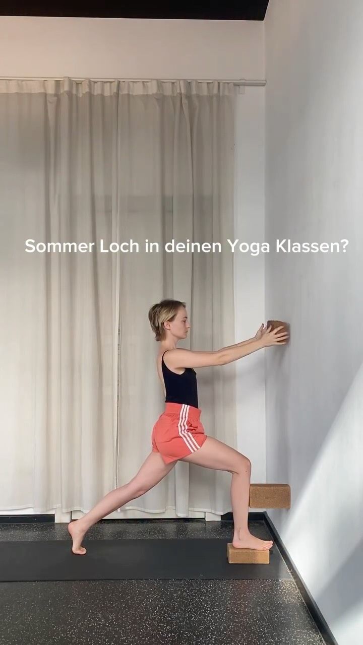 Jeden Sommer das gleiche: die Angst vor dem Sommerloch.
Hier ein paar Tipps, wie du nicht so volle Klassen im Sommer für dich nutzen kannst:
* 🧰 Hilfsmittel nutzen!
Auf meinem Profil findest du viele kreative Ideen, wie du Hilfsmittel in die Praxis integrieren kannst. Blöcke, Gurte und Decken können dazu führen, dass wir ein ganz anderes Körpergefühl in einer sonst sehr bekannten Haltung haben.
* 🧱 Die Wand nutzen!
Egal ob Viparita Karani oder eine Lunge-Haltung wie in dem Video, die Wand kann uns vor allem dabei unterstützen, an Kraft und Stabilität zu arbeiten.
* 🧘 Kreatives Savasana:
In sehr vielen Stunden fehlt uns sonst die Zeit, kreative Variationen von Savasana einzurichten – wie zum Beispiel Side-lying Savasana.
* 🤲 Hands-on probieren:
Hands-on ist nicht dein Spezialgebiet? I feel you! Gerade in kleinen Klassen bietet es sich an, einfach mal etwas auszuprobieren, bei dem man sich nicht so sicher fühlt.
Du könntest deine Teilnehmenden zu Beginn der Praxis darüber informieren, dass du heute neue Hands-onausprobieren möchtest. Falls du ihren Konsens hast: Go for it.
* 📏 Alignment > Flow:
Auch wenn ich nicht mehr viel Bezug zu Ayurveda habe – ein Aspekt, der mir in meiner eigenen Praxis sehr hilft, ist die Idee, zu unterschiedlichen Jahreszeiten unterschiedlich zu praktizieren.
Da es in den Sommermonaten sehr heiß ist, lohnt es sich, den Fokus mehr auf lange, statische Haltungen mit Ausrichtungsfokus zu legen, anstatt auf super kreative Flows.
* 🤝 Beziehung aufbauen:
In großen Klassen kommt man manchmal gar nicht dazu, alle beim Namen zu begrüßen. In kleineren Klassen hast du die Möglichkeit, eine Beziehung zu deinen Schüler:innen aufzubauen – damit baust du gleichzeitig einen stabilen Kundenstamm auf.
* 🗓️ Zeitmanagement:
Anstatt jede Woche einen neuen Flow zu unterrichten, fokussiere dich auf einen Flow, den du einen gesamten Monat unterrichtest, und nutze die Zeit dafür, die Wintermonate zu planen oder Content zu drehen.
Vielleicht hast du einen Workshop im Kopf, den du schon lange anbieten möchtest.
PS: die Klassen werden wieder voller. Versprochen.
#yogateacher#yogaunterrichten