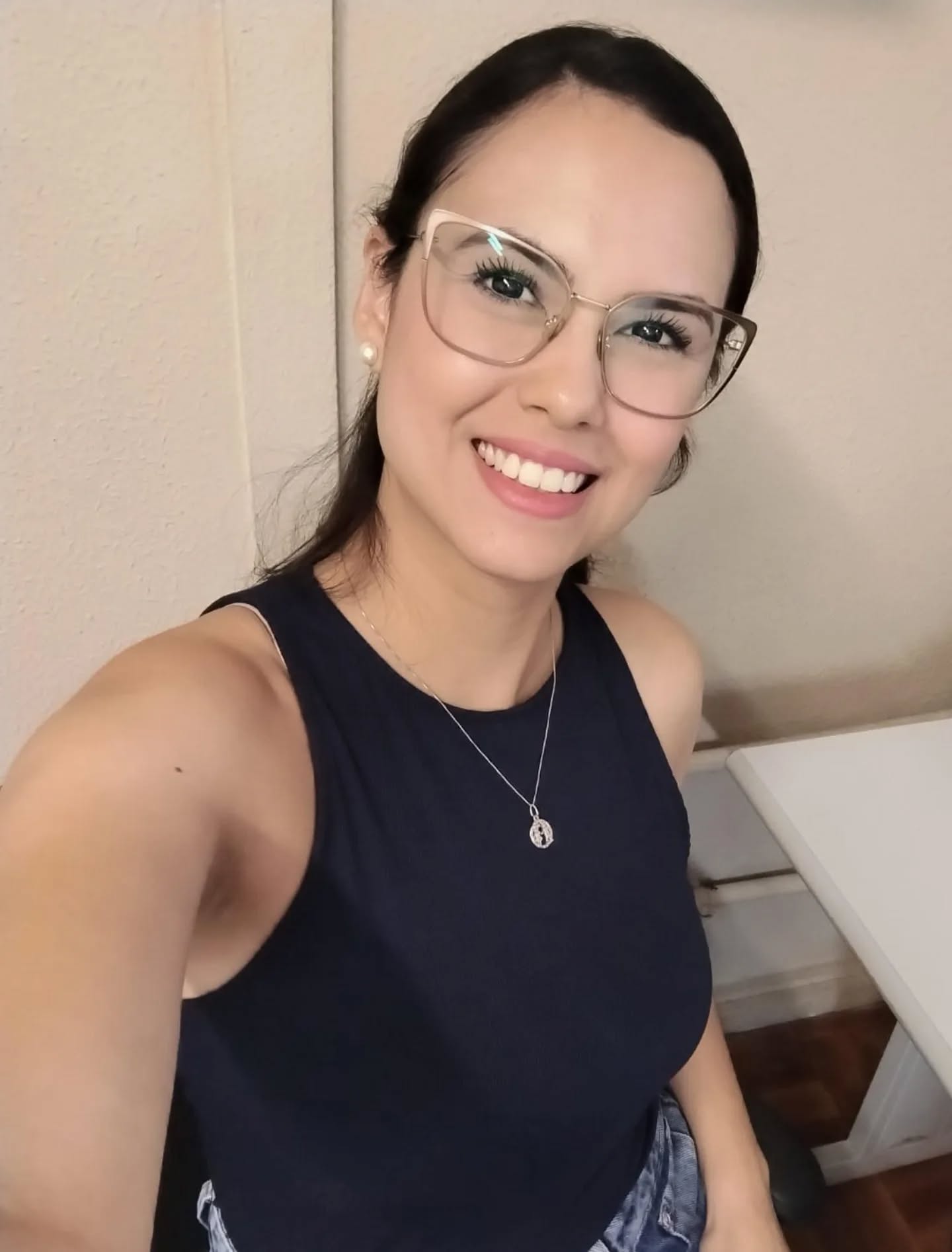 Além dos professores, quem faz o ensino acontecer? Para nós, é nossa técnica administrativa, Camila Cavalcante!
Hoje, dia 15 de outubro, é dia dos professores, mas também dia dos técnicos administrativos em educação.
Homenageamos nossa querida secretária que sempre auxilia nossos professores e alunos tirando as dúvidas, entregando chaves e muito mais. Parabéns, Camila! 🥳