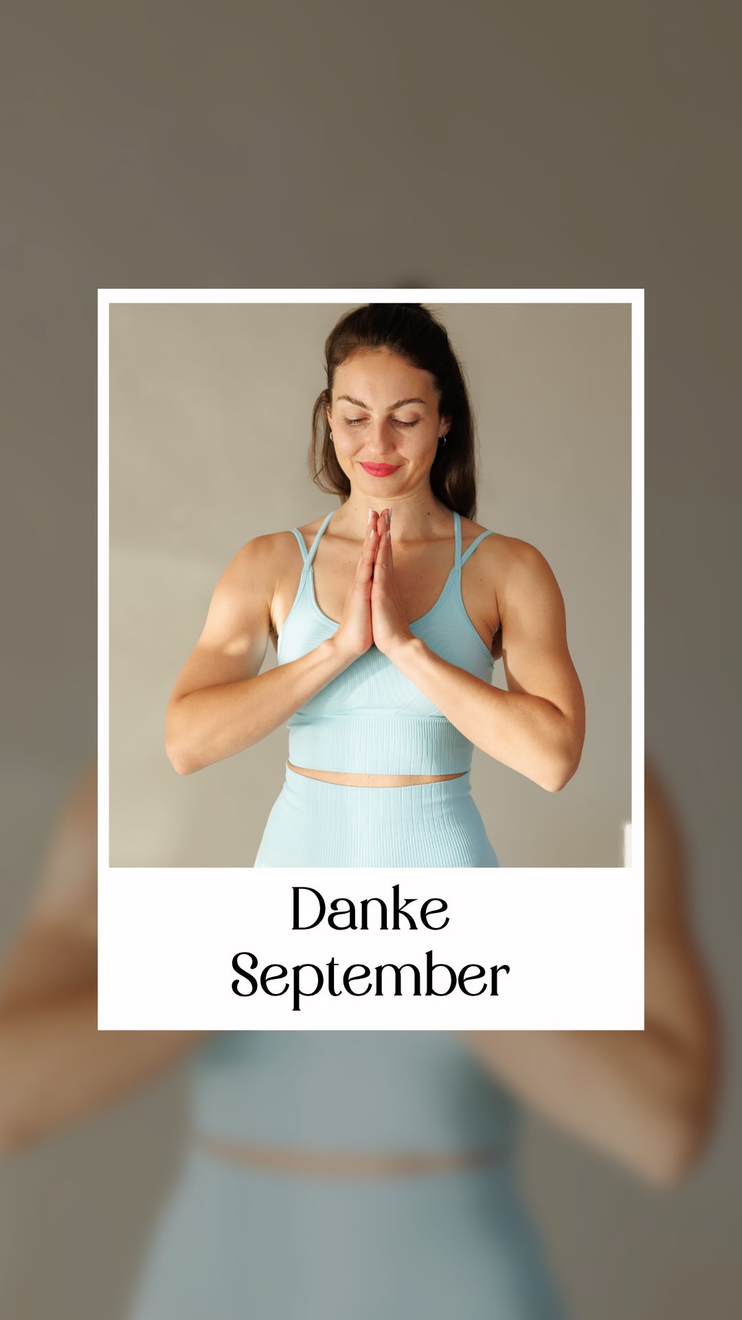 Danke, September. 🍂
Nicht, weil du leicht warst – sondern weil du mich fühlen und wachsen lassen hast.
Die letzten Wochen waren geprägt von Ups & Downs, Herausforderungen, großen Zielen, von leiser Angst, von geballter Power, von Frust, Visionen und Enttäuschung. Von Momenten, in denen ich mich gefragt habe: Was soll ich hier schonwieder lernen? Wie kann es (weiter) gehen?
Und gleichzeitig: genau dort, wo es unbequem wird, liegt das echte Wachstum. 💫
Genau dort, wo es nicht mehr ohne absoluter Priorisierung geht, beginnt das “im Hier & Jetzt sein” und mutige Entscheidungen treffen. 🥰
Ich habe lernen dürfen, dass Loslassen nicht Schwäche ist, sondern Heilung. Dass Enttäuschung Platz schafft für Neues. Dass in Zeiten von Krankheit, Schattenseiten und Herausforderungen etwas in uns stärker wird – wenn wir es zulassen.
Ich bin dankbar, weil ich weiß: jeder Schritt, auch die schweren, führt näher zu der Frau, die ich bin und mehr und mehr lebe. ✨
🤍
Hello Oktober – ich bin ready😚. Lass uns im Außen zeigen, was im Innen gewachsen ist.
#dankbar #wachstum #femaleempowerment #selbstreflexion #authentisch #glowhealthy #innergrowth #achtsamkeit #persönlichkeitsentwicklungfürfrauen #gesundundleicht