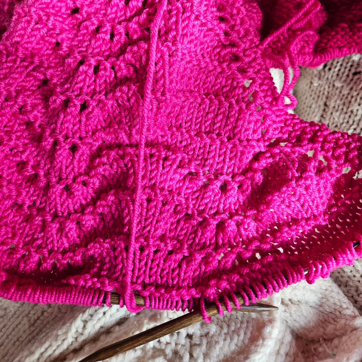 No filters. Yes, it's actually that vibrant! Starting the ruffle on this shawl. I've made it a bit smaller than originally planned because I was concerned that the weight of yarn would be too heavy. And, of course, I want to get it done in time for this weekend. Check the event calendar on my website for all links, locations, and times for the @southsoundmakersmarket
Haunted Market and @rockridgecountrymarket popup.
.
#handknit #knitshawl #hauntedmarket #southsoundmakersmarket #rockridgecountrymarket #handmade #merinowool #cozy #PANK #hygge #horsenroundfiberstudio #fiberartistsofinstagram #fiberartist #fiberartisan