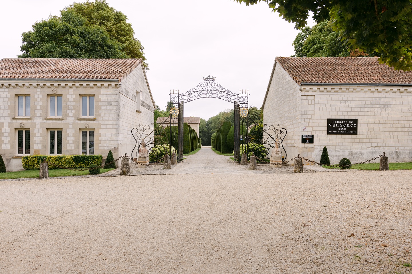 Il y a des lieux qui ont une âme.
Ici, dès que le portail s’ouvre, le temps change de rythme.
On entre dans une parenthèse, entre pierres anciennes et nature vivante.
Bienvenue au Domaine de Vaugency
un lieu à vivre, à ressentir, à partager. 🌿✨
📸 @jenniferbjoern
.
.
.
.
.
#domainedevaugency #mariagechampagne #mariagevaugency #lieudevie #slowwedding #weddinginfrance #mariageauthentique #mariagenature #domainemariage #mariagechampenois #receptionchampagne #mariagefrance #weddingvenuefrance #weddingdestination #ecoresponsable #mariageboheme #lieudereception #weddinginspiration #authenticwedding #champagneardenne #marne #mariagenaturel #frenchweddingvenue #slowliving #patrimoinenaturel