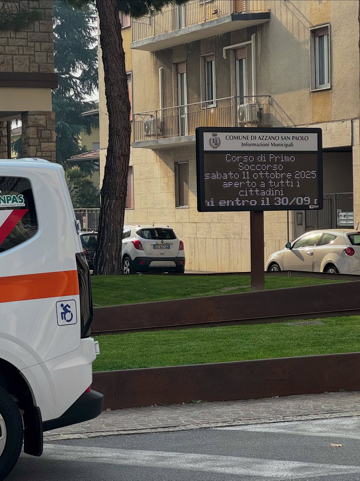🚑 Sabato abbiamo avuto il piacere di collaborare con il Comune di Azzano San Paolo per un corso di Primo Soccorso dedicato alla cittadinanza.
Un’iniziativa concreta di formazione e prevenzione, nata per diffondere la cultura del primo soccorso e rendere la comunità ancora più pronta ad agire nei momenti che contano.
Un grazie sincero a tutti i partecipanti per la grande attenzione e la voglia di mettersi in gioco, perché la sicurezza collettiva nasce dalla consapevolezza individuale.
💙 Un passo in più verso una città davvero cardioprotetta.
#Formazione #CroceBiancaBergamo #PrimoSoccorso #AzzanoSanPaolo