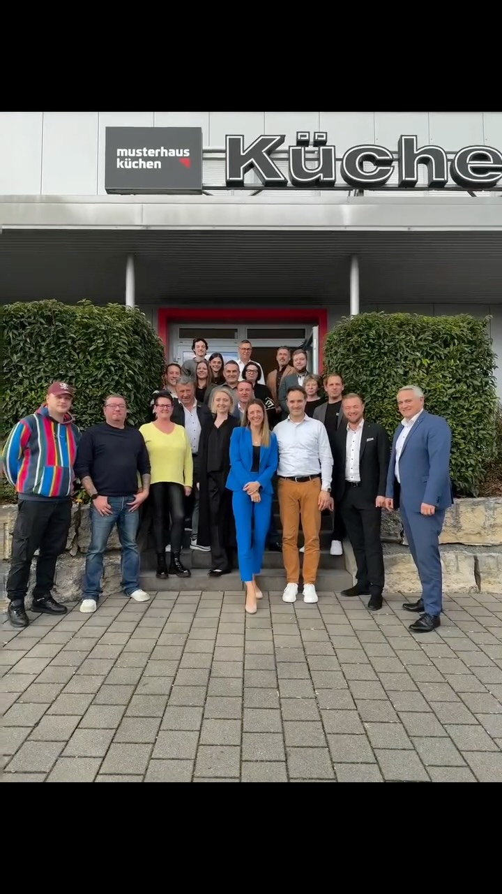 Gestern hatten wir ein fantastisches Event im Küchenhaus Friedt. Wir durften die besten Händler der Region willkommen heißen und hatten die Möglichkeit, wertvolle Inputs zu sammeln und uns auszutauschen.
Nur gemeinsam sind wir stark – so wachsen wir und gestalten die Zukunft des Küchenmarktes!
Wir sind stolz, Teil dieses großen und dynamischen Einkaufsverbands musterhausküchen zu sein. Auf viele weitere erfolgreiche Kooperationen! #KüchenhausFriedt #GemeinsamStark #Einkaufsverband #Netzwerken #küchen #eppingen #kraichgau #musterhausküchen