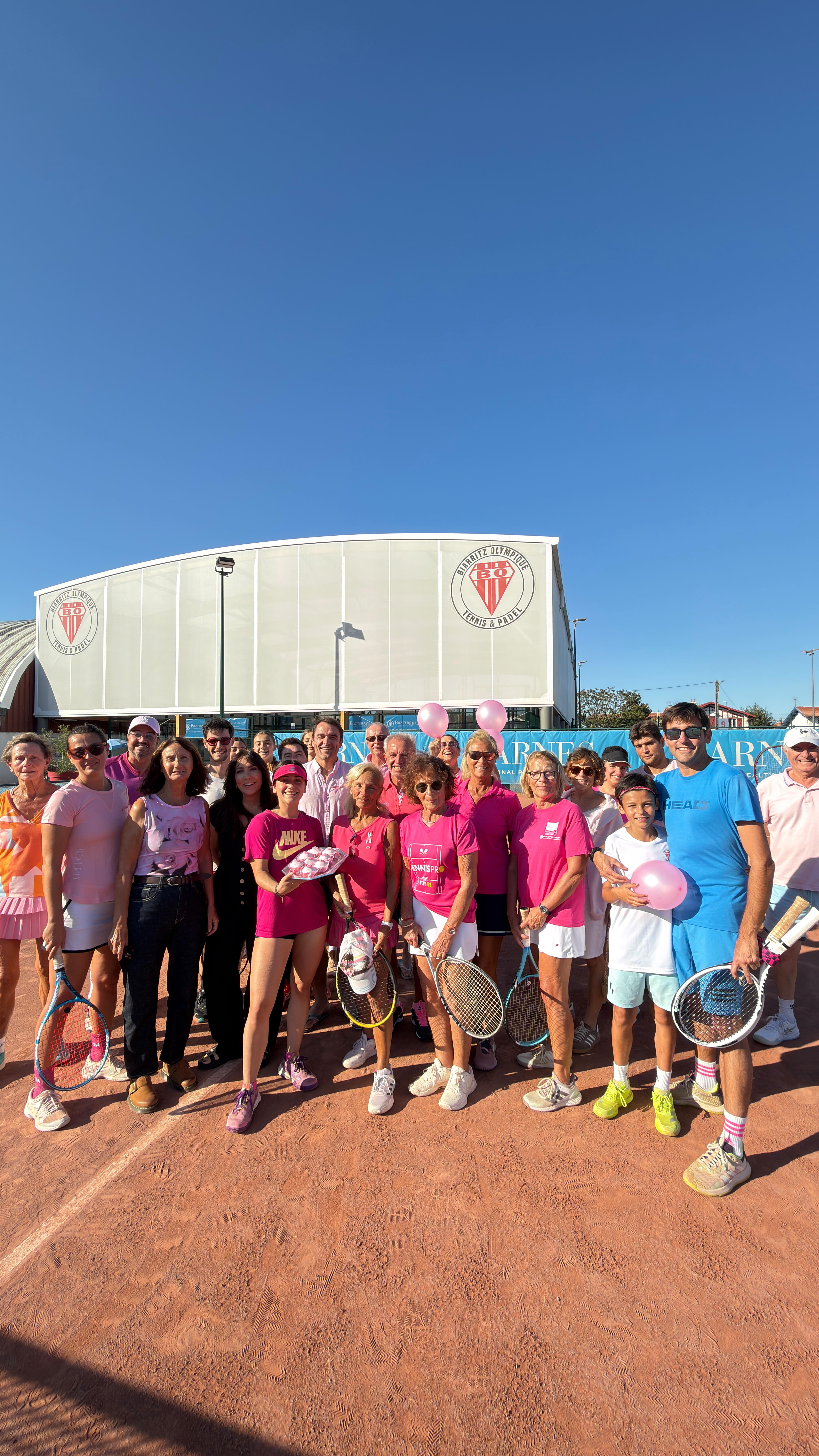 🎀 Merci à toutes et à tous !
Hier, notre animation Octobre Rose au Biarritz Olympique Tennis & Padel a été un vrai succès 🌸
Sous un soleil radieux, joueuses et joueurs ont participé avec bonne humeur à notre tournoi mixte surprise, tout en soutenant une belle cause : l’association Battement d’Elles 💗
Grâce à votre générosité, vos dons, la vente des crêpes et de nos fameux cupcakes “boobs”, nous avons pu contribuer à la lutte contre le cancer du sein.
Un immense merci à toutes les personnes présentes, aux bénévoles, et à celles et ceux qui ont aidé à faire de cette journée un moment convivial, solidaire et plein d’énergie positive 💪🎾
#OctobreRose @lesbattementsdelles_64 #BOTennisPadel #Solidarité #Merci #cancerdusein #luttecontremecancerdusein