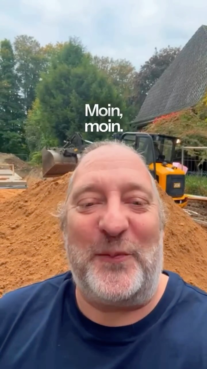 Anfüllarbeiten / Vorbereitung Mauerwerk
Die ersten Steinpaletten stehen auf der Kellergeschossdecke. Die Linien werden gefluchtet und die erste Lage wird dann als Ausgleichsschicht gemauert.
Anfüllarbeiten haben stattgefunden. Damit wurde die Baugrube auf ein gleichmäßiges Niveau nivelliert.
Ort: Hamburg Osdorf
#Hausbau #Einfamilienhaus #Baustand #Bauen #Kellerdecke #Bewehrung #Rohbau #Baufortschritt #Bauherren #Betondecke #Baustelle #Baudokumentation #Bauplanung #neubau #bauueberwachung #einfamilienhaus