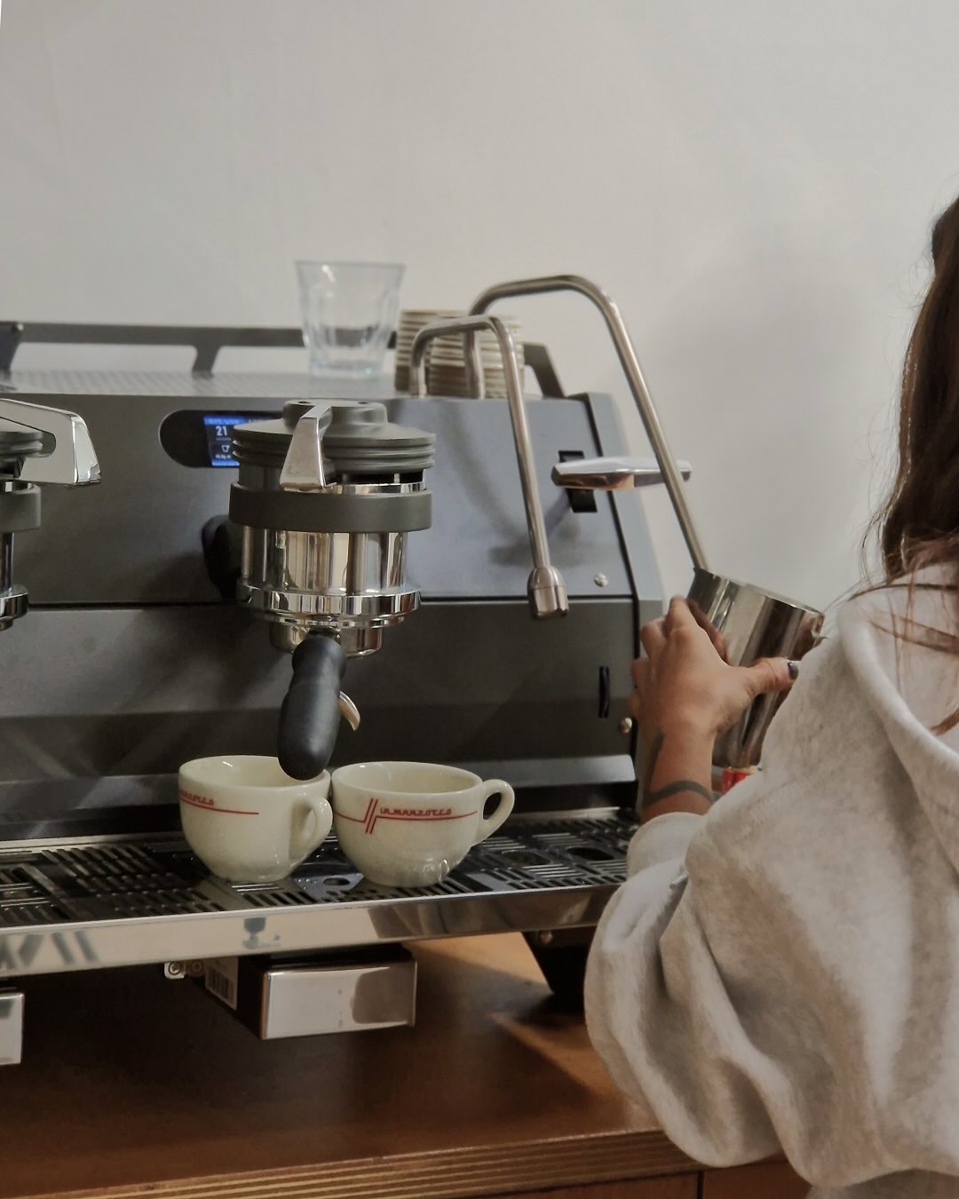 APPRENDRE AVEC MOJO 🤓
Porteur·se de projet ou barista confirmé·e ? Chez MOJO, on ne fait pas que torréfier : on VOUS forme.
Dans notre nouvel espace de formation, équipé de machines de pointe, Thomas vous accueille pour des sessions de formation sur mesure : caféiculture, extraction espresso & filtre, latte art, analyse sensorielle…
En solo ou en équipe, débutant·e ou expert·e, nos modules allient théorie, pratique et convivialité pour vous accompagner à chaque étape de votre aventure café.
Écrivez-nous (hello@mojocoffeeclub.com) pour en discuter ou demander un devis. 🌟