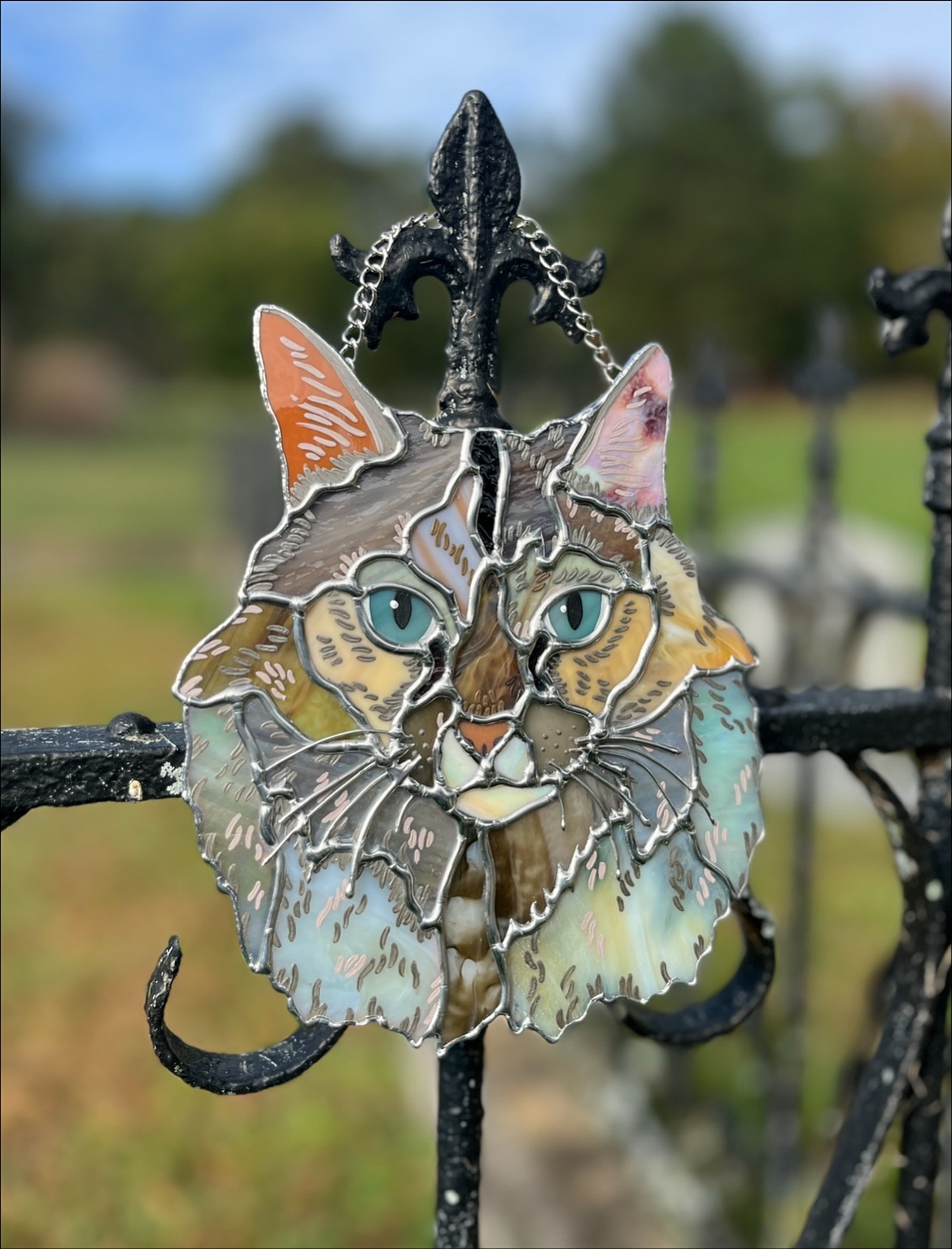 Arya 😼 swipe to see her in the sun! I absolutely love this cat’s expression. She also had beautiful blue-green eyes we wanted to capture in our glass choices! It’s seriously always such an honor to do these for people knowing how meaningful they can be. Literally makes me cry all the time… it’s just so, so much more fulfilling in life to be making artwork that means something to people like this. Love to you all 💖