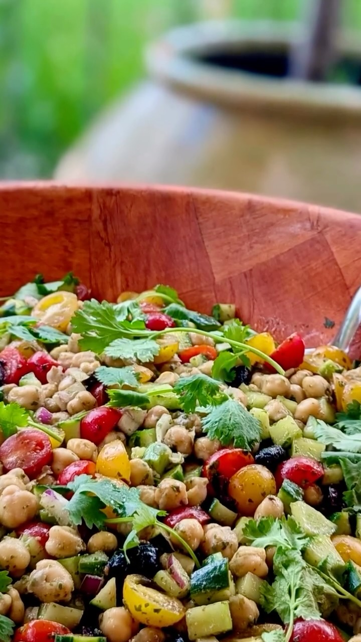 REGARDEZ-MOI CES COULEURS 😍
Une salade pleine de soleil, de fraîcheur et de saveurs méditerranéennes 🇪🇸☀️
#montpellierfood #montpellier #catering #traiteur #traiteurévénementiel #paella #espagne #mariage #wedding #buffet #foodlover #foodies