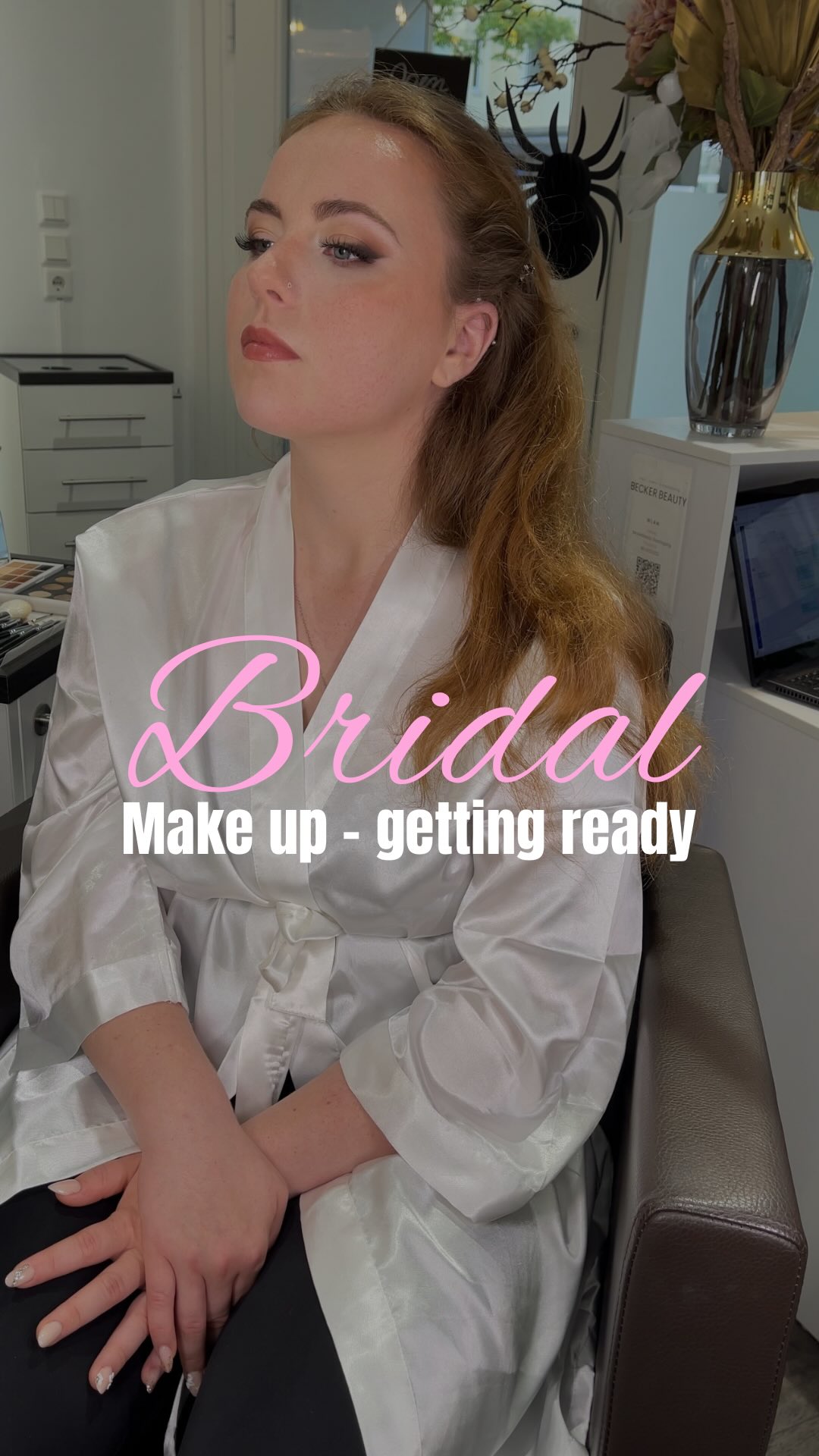 Brautstyling ✨
——
Die Hochzeitssaison 2025 geht langsam zu Ende – und mein Herz ist randvoll! 🤍
Jede Braut war einzigartig, jeder Look individuell – von natürlichen Glow-Looks bis zu glamourösen Styles mit Wow-Effekt.
Ich liebe es, eure Persönlichkeit in Make-up & Hairstyling sichtbar zu machen. ✨
Jetzt beginnt die kreative Winterzeit – neue Trends, neue Farben, neue Inspirationen für die kommende Saison.
Wer für 2026 „Ja“ sagt: Die Termine füllen sich bereits 💌 – sichert euch frühzeitig euren Stylingplatz!
#brautstylistin #makeupartist #bridalglow #bridallook #brautfrisur #brautmakeup #weddingvibes #bridalstyling