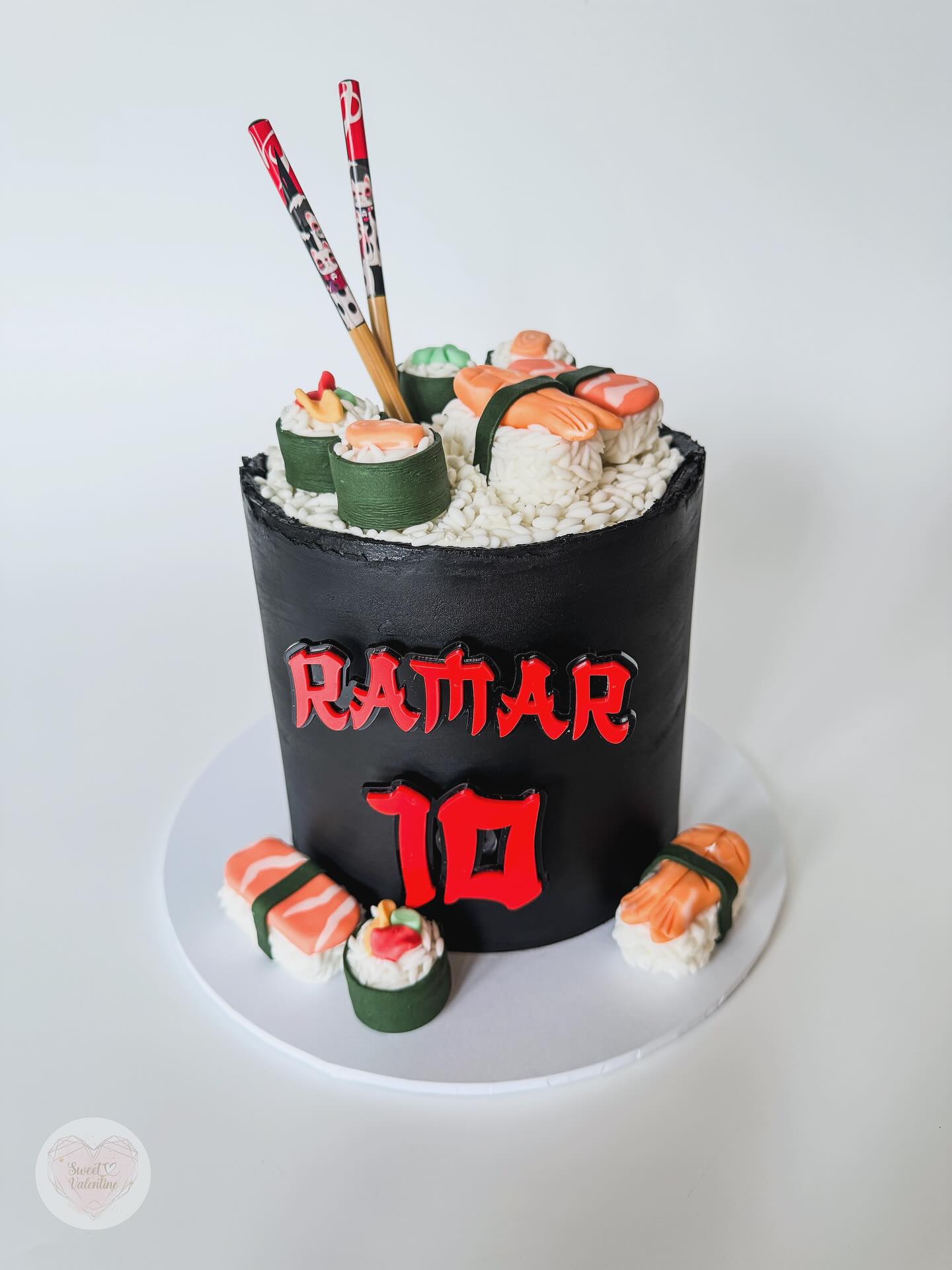 Had so much fun creating this sushi themed cake. Each grain of rice was hand made, but it was all worth it in the end 🫠!
@mylittlecakeryx made the edible sushi, how amazing does it look. Such a talent!!
Cake charms @beamandrae_laser
#sushicake #sushicakebirthday
#cakedecorating #cakestyle #cakeart #igcakes #buttercream #leeds #westyorkshire #leedsbaker #tiercake #weddingcakesideas #weddingcake #weddingcakedesign #bespokeweddingcakes #weddingcakeinspiration #prettyweddingcakes #texturecake #uniqueweddingcakes #weddingcakeinspo #whiteweddingcake #texturedcake