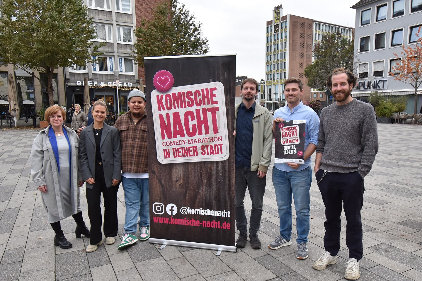 PREMIERE IN DÜREN: DIE KOMISCHE NACHT! 🤩🎭
-
Am 14. April 2026 heißt es zum ersten Mal in Düren: Ein Abend voller Humor und bester Unterhaltung! Erlebt hochkarätige Comedians, KabarettistInnen und ZauberkünstlerInnen in Eurer Lieblingslocation – gemütlich sitzen bleiben, während die KünstlerInnen von Bühne zu Bühne wechseln. 😄
🍽️ Mit dabei sind:
@cafe_extrablatt_dueren • @festhallebirkesdorf • @komm.dueren • @nonnadimia • @nudelundholz • @olivengarten_restaurant • @beefandbread_dueren
👉 Start: 19:30 Uhr (Einlass ab 18:00 Uhr)
🎟️ Tickets ab sofort unter: https://www.komische-nacht.de/events/25648 (Link in der Story)
Also: Macht Euch bereit für einen Abend voller Lacher und bester Stimmung! 🙌
#KomischeNacht #Düren #ComedyNight #LiveComedy #EventTipp