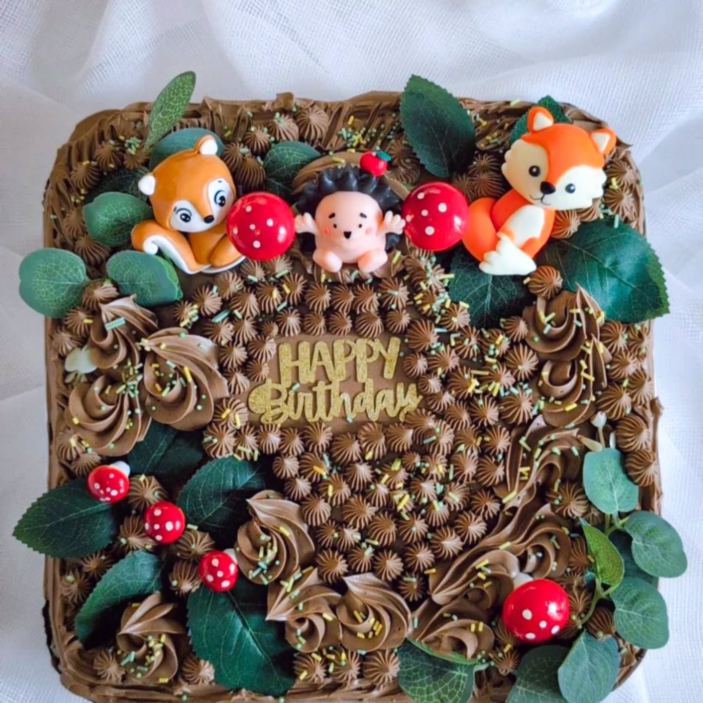 🎂🌿✨ Happy Birthday Magic in the Forest! ✨🌿🎂
A lovely customer reached out needing a special cake for a birthday — but with a set budget in mind. 💛
To make it work, I suggested a tray bake — the perfect choice for any celebration! It’s budget-friendly, easy to serve, and still looks (and tastes!) absolutely magical. 🍫🍄🦊🐿️
This woodland-inspired chocolate cake came to life with forest friends, playful mushrooms, and lots of little details crafted with love. Every swirl of frosting was made to bring a touch of nature’s charm and birthday joy. 🌳✨
It just goes to show — you don’t need a huge budget to make something beautiful and memorable. Sometimes, it’s all about creativity, care, and a little bit of cake magic. 💕
Would you love a cake like this for your next celebration? 🍰
#happybirthday❤️ #traybakecake #woodlandcake #ChocolateLovers #CustomCake #cakeartistry #CakesOfInstagram #sanahmixingbowl #brightonfood
#brightonfoodies #brightonhomebaker #brightoncakedelivery #brightonuk #traybake