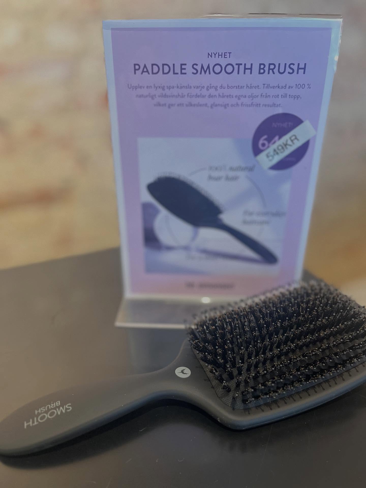 Vill du känna en lyxig spakänsla när du borstar håret ?
Paddle smooth brush är tillverkad av 100% vildsvinshår och fördelar hårets egna oljor från botten till toppen på sitt grymma sätt !
Du får silkeslent, glansigt och frissfritt resultat ✨