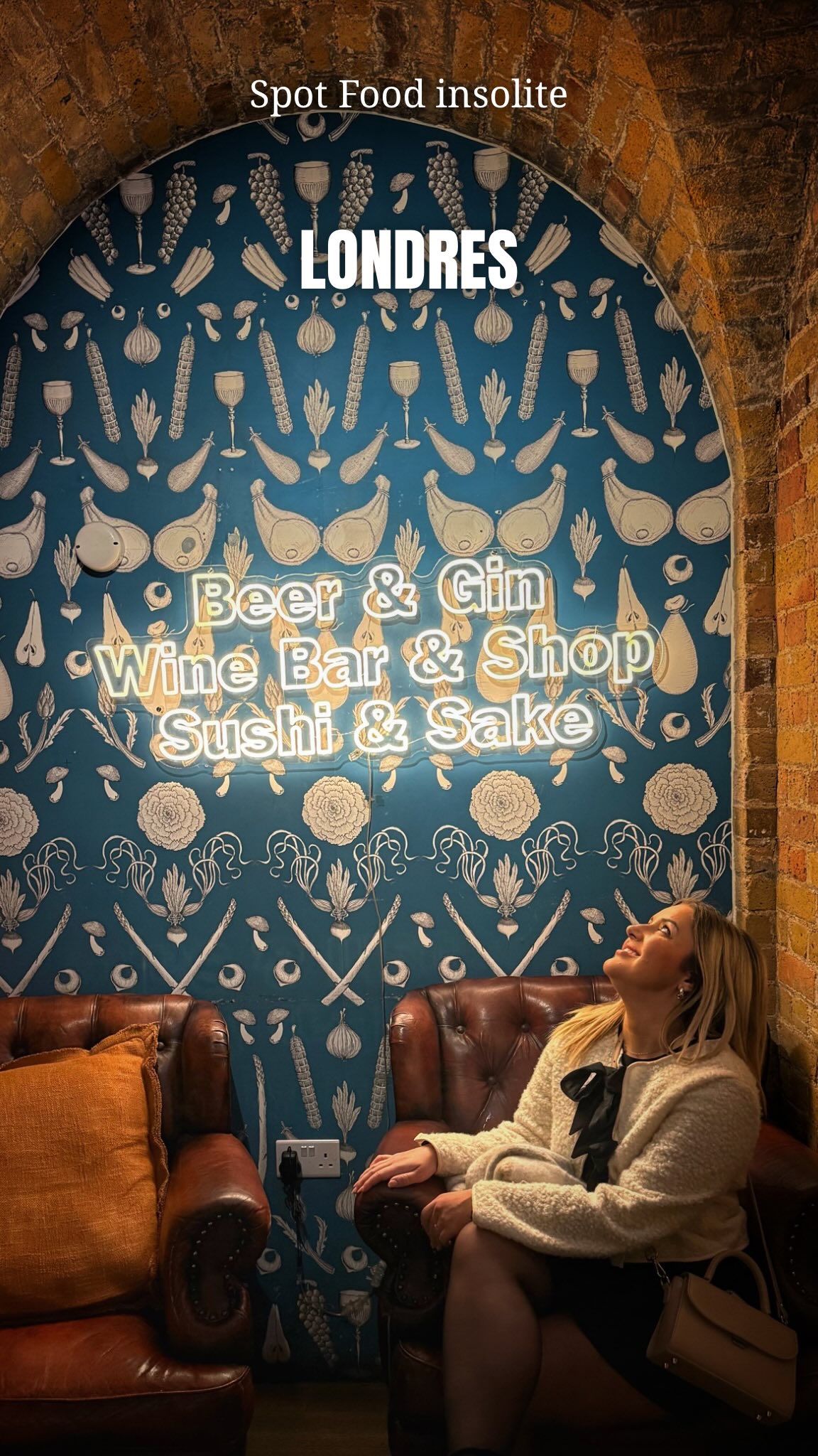 « Pardonnez-moi mon Père, car j’ai mangé… des pâtes dans votre église » 😅
Ni voyez ici, aucun péché, cette église a été désacralisé en 1979, pour laisser place à un marché qui ravira les papilles des plus curieux 🤤
C’est une de nos plus belles expériences à Londres, et un de nos spots favoris pour manger et boire un verre 🍻
PS : Tu peux même descendre dans la crypte pour boire un verre de vin 🍷 ou même profiter du bar à sushi 🍣
📍Mercato Mayfair, London
➡️ Et toi, il t’es déjà arrivé de dîner dans un lieu complètement dingue ? Donne nous tes meilleures expériences en commentaires, et qui sait, on viendra peut-être les tester avec toi ! 😍
#london #londonmarket #mayfair #londres #travel #voyage #pretadecoller #londresinsolite #mayfairlondon