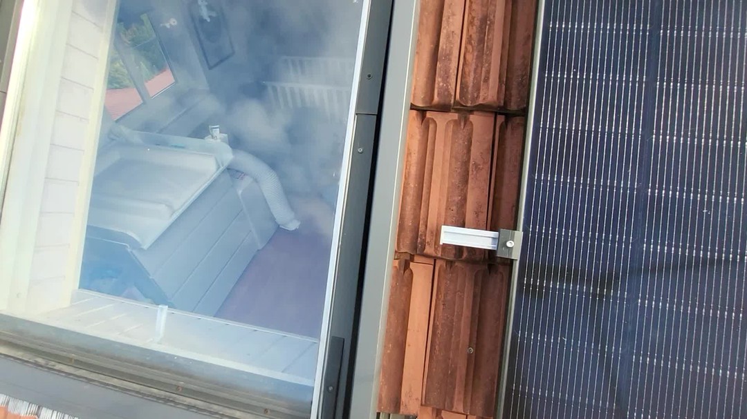 💡Fund der Woche: Dachhaken auf der Querlattung!
Manchmal staunen wir nicht schlecht, was wir auf den Dächern entdecken.
Diesmal: Dachhaken auf der Querlattung montiert, statt fachgerecht auf dem Sparren.
🚫 Was auf den ersten Blick nach einer cleveren Abkürzung aussieht, kann langfristig gefährlich werden:
- Fehlende Tragfähigkeit
- Hohe Belastung auf der Lattung
- Risiko von Undichtigkeiten und Schäden an Dachziegeln
✅ Unser Tipp:
Immer auf den Sparren montieren, nur so ist die Lastaufnahme dauerhaft sicher.
👉 Mehr dazu zu typischen Mängeln:
www.gutanova.de / Gutanova
#FundDerWoche #Photovoltaik #Montagefehler #Dachhaken #PVInstallationen #Gutanova #Gutachter #dachhaken