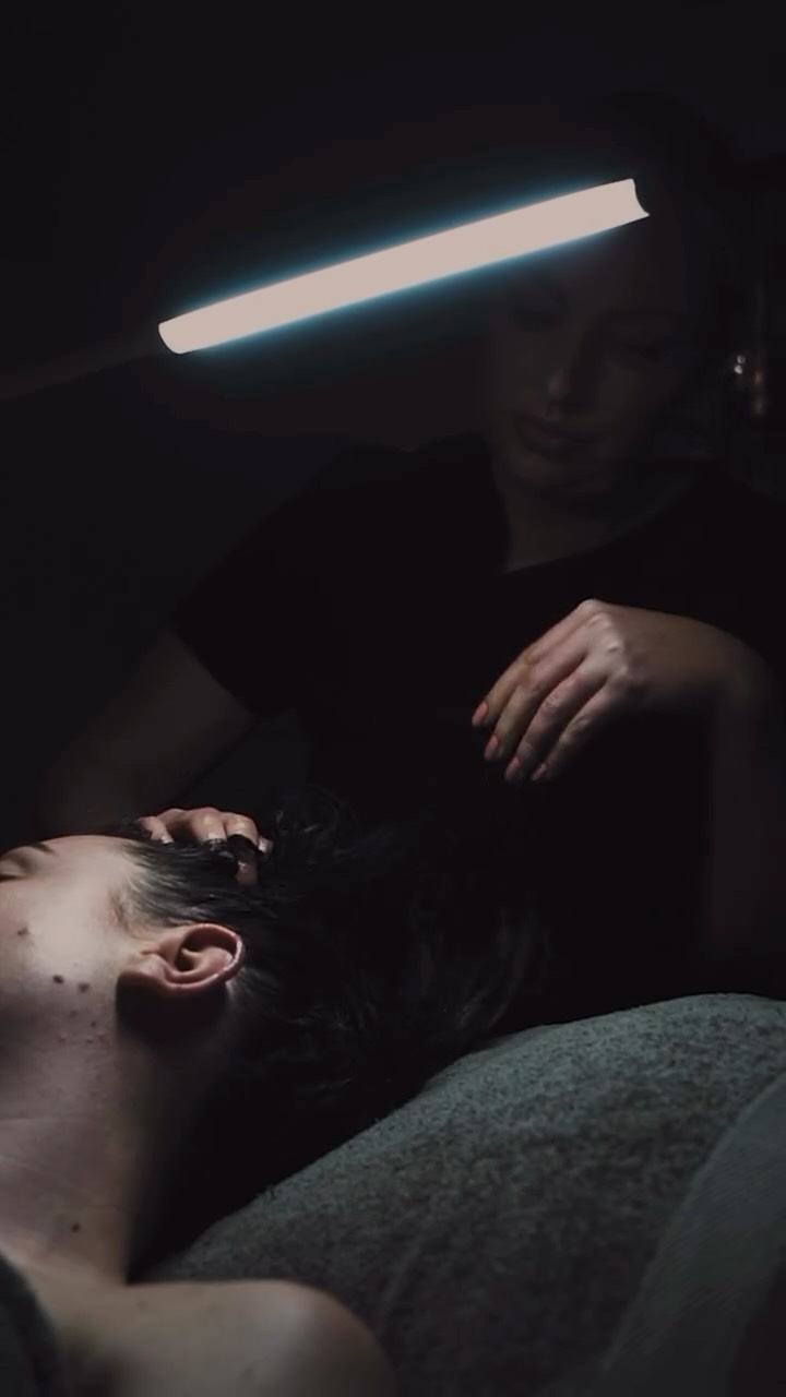 The world gets quieter the moment that mask goes on 🤍✨
Facials aren’t just about glowing skin, they’re about switching off, slowing down and letting someone else take care of you for a change.
Add in a scalp massage and suddenly you forget what stress even feels like.
The warm lighting… the soft brush strokes… the tension melting away with every movement.
It’s therapy for your mind and your skin.
You deserve that kind of peace.
Ready to melt into the bed?
Treatment - Coconut back, face and scalp massage @lisa.thebeautymindset