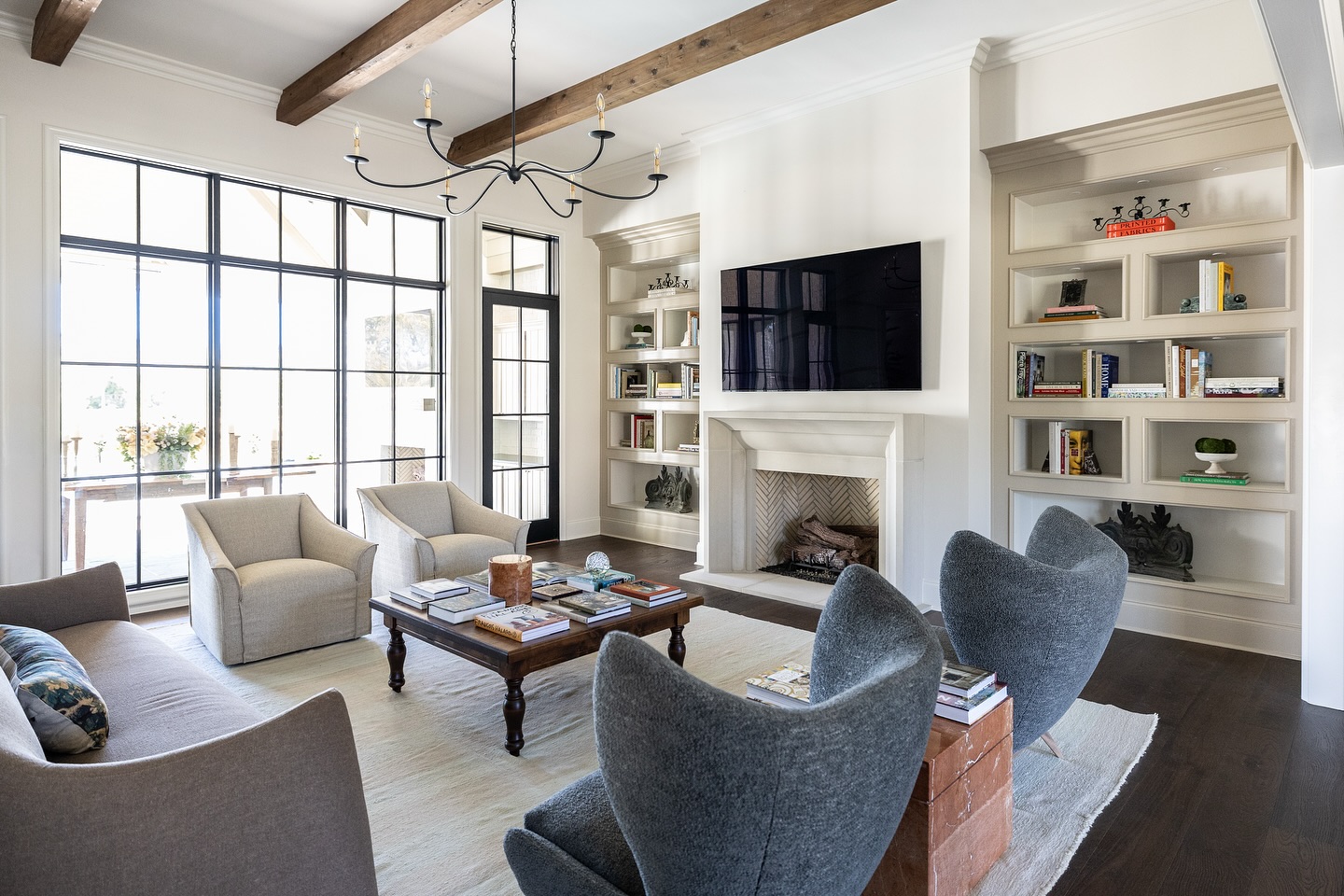 A space doesn’t come alive until a family does.
This room was designed for the quiet everyday moments that end up becoming the ones we never forget〰️puzzle nights on the rug, kids curled into the chairs with a book, friends gathered around the coffee table long after dinner is over.
The natural light, the collected textures, the softened silhouettes… every detail was chosen to invite you in and let you exhale. Nothing too precious, everything intentionally layered so it feels as welcoming on a Tuesday morning as it does during the holidays.
A family room meant to be loved,and lived-in, in the very best way 🤎
Builder: @southernserenityhomes
Photography: @jennifer.saltsman.photography
#interiordesign #interiors #customhomedesign