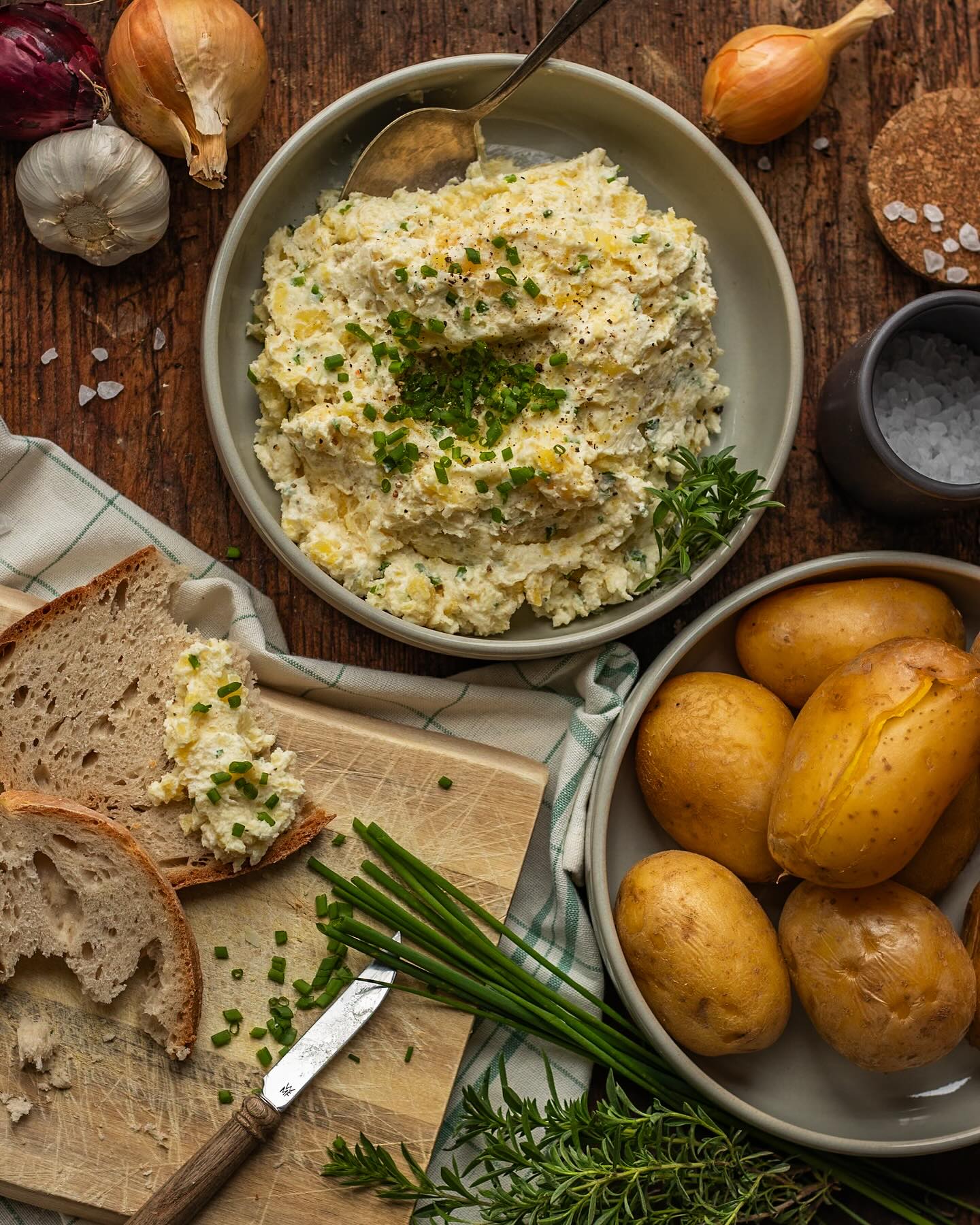 Ob *festkochend* oder *mehlig*, unsere Kartoffeln sind so vielfältig wie ihre Verwendungsmöglichkeiten: Als knusprige Bratkartoffeln, feiner Kartoffelsalat oder vielleicht im herzhaften Eintopf – sie schmecken immer ein bisschen nach Heimat.
Aber habt ihr sie auch schonmal auf einem Brot probiert? Unser neues Rezept - Kartoffelkäse. Schnell gemacht, herrlich würzig und perfekt für jede Brotzeit!. #brotaufstrich #kartoffeln #kartoffelbrei #kartoffelsalat #kartoffelkäse #rezeptidee #hofladenlang #zumittagbeifamilielang #kochen #aufstrich #brotzeit #kartoffelliebe #wochenmarkt #hofladen #regional #kartoffelernte #herbst #wintersweiler #karsau #schwörstadt #kandern #lörrach #basel #weilamrhein #rheinfelden. #brotaufstrich #kartoffeln #kartoffelbrei #kartoffelsalat #kartoffelkäse #rezeptidee #hofladenlang #zumittagbeifamilielang #kochen #aufstrich #brotzeit #kartoffelliebe #wochenmarkt #hofladen #regional #kartoffelernte #herbst #wintersweiler #karsau #schwörstadt #kandern #lörrach #basel #weilamrhein #rheinfelden
