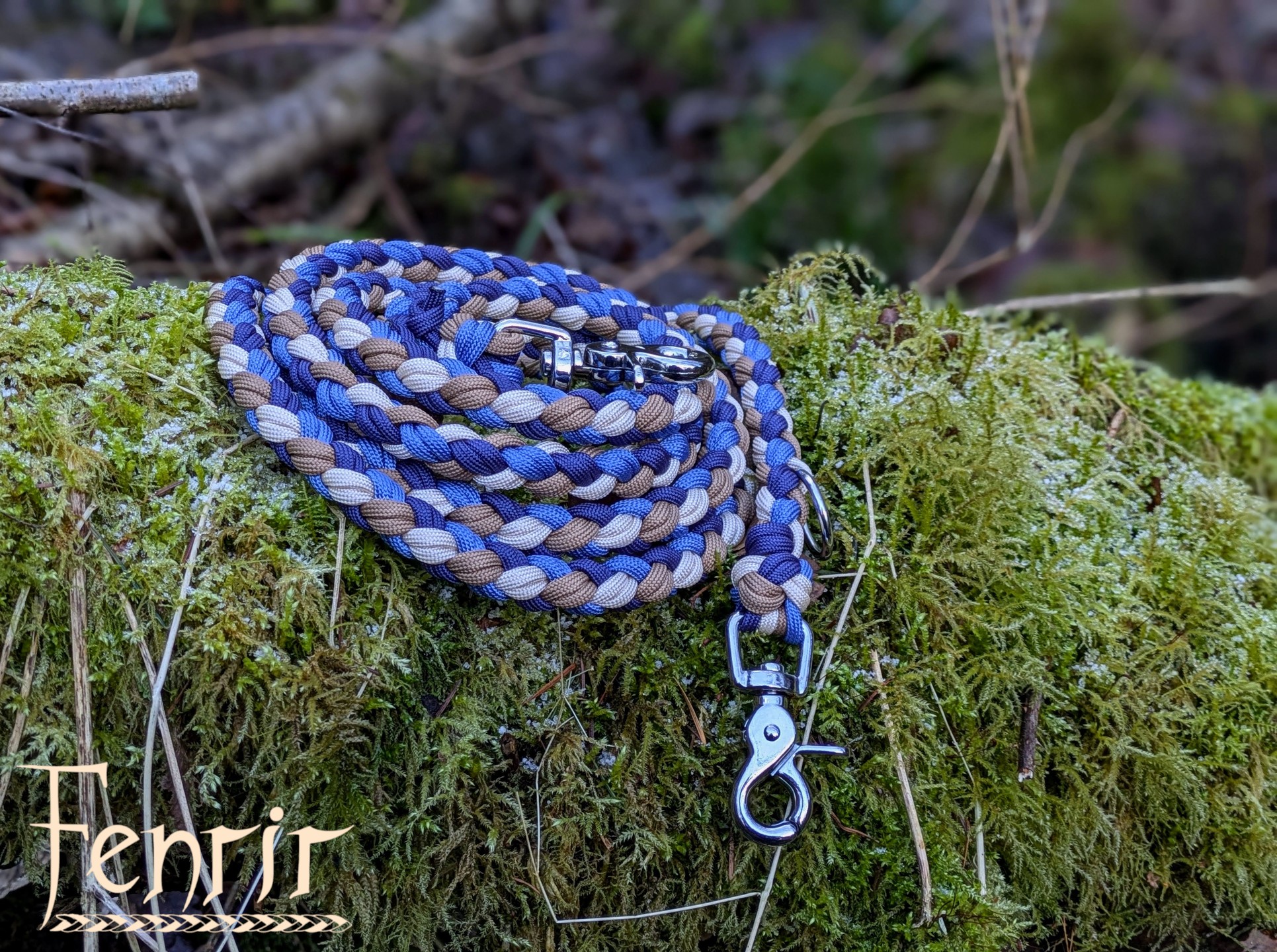 Ich liebe diese ruhigen Farben – sie erinnern mich an lange Spaziergänge durch nasses Laub und klare Luft.
Warm, ehrlich, handgemacht (und kalten Fingern 😅)🌿💧