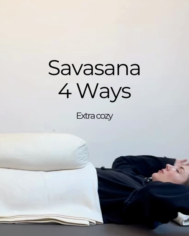 Śavāsana im Restorative Yoga 💨
Vollständiges Getragen Sein
Im Restorative Yoga wird Śavāsana mit vielen Hilfsmitteln geübt, um den Körper vollständig zu stützen und jede unnötige Muskelspannung zu lösen.
Bolster entlasten den unteren Rücken. So entsteht Stabilität und Leichtigkeit in der Lendenregion. Decken schaffen Weichheit, Stabilität und Wärme; wichtige Signale von Sicherheit, die den Parasympathikus aktivieren und die Atmung vertiefen.
@yinrestore
1. Burrito Savasana
wichtig ist hier die spezielle Technik zur Unterstützung des Nackens nach Judith Lasater.
2. Side Lying Savasana an der Wand
der Rücken ist in dieser Variante an ein Bolster gelehnt, welches an der Wand liegt.
Für manche Menschen kann das mehr Sicherheit bieten.
@ginacapitoni
3. Supported Savasana
Decke = Nacken-Support
Gurt = Bein-Support
Bolster = Rücken- und Becken-Support
Block (zwischen den Beinen) zur Zentrierung
4. Grounding Savasana
Decke = Wärme
Bolster = Erdung
Gurt (um die Füße) = Stabiliserung und Ausrichtung