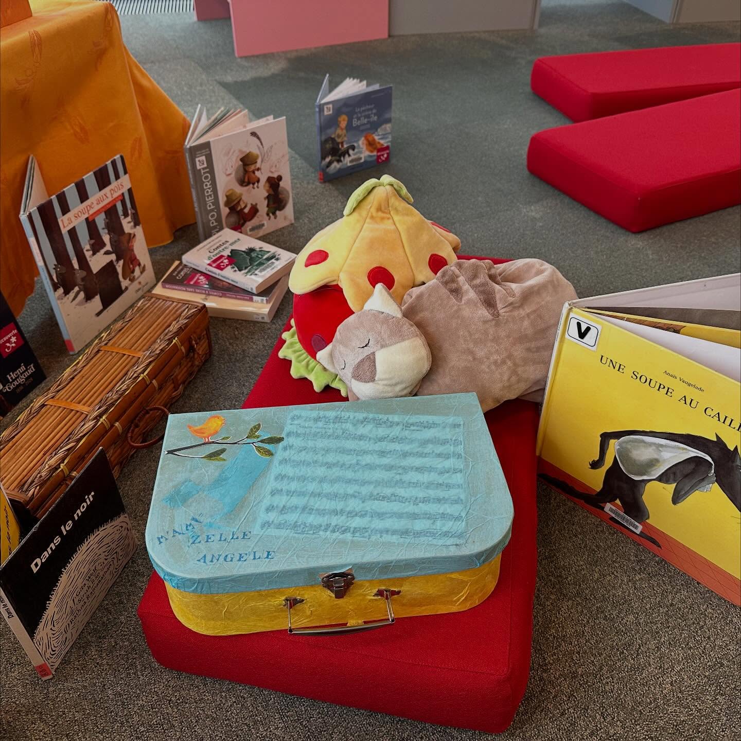 Ce matin le #chouettecercleconteur va nous permettre de faire de la soupe avec un gros caillou, de jouer à chanter des comptines, d’évoquer les conteurs à venir
@francequatrommeconteuse et @luigi_rignanese_ciea
On continue à tester les #kamishibai avant d’en inventer et à recommander des #histoires aux usagers de @astrolabemelun
Entrée libre de 10h à 11h30
Sur le plateau jeunesse.
Ouvert à tous, animation intergénérationnelle.
#conter #raconter #raconterdeshistoires #litteraturejeunesse #actionculturelle #mediatheque