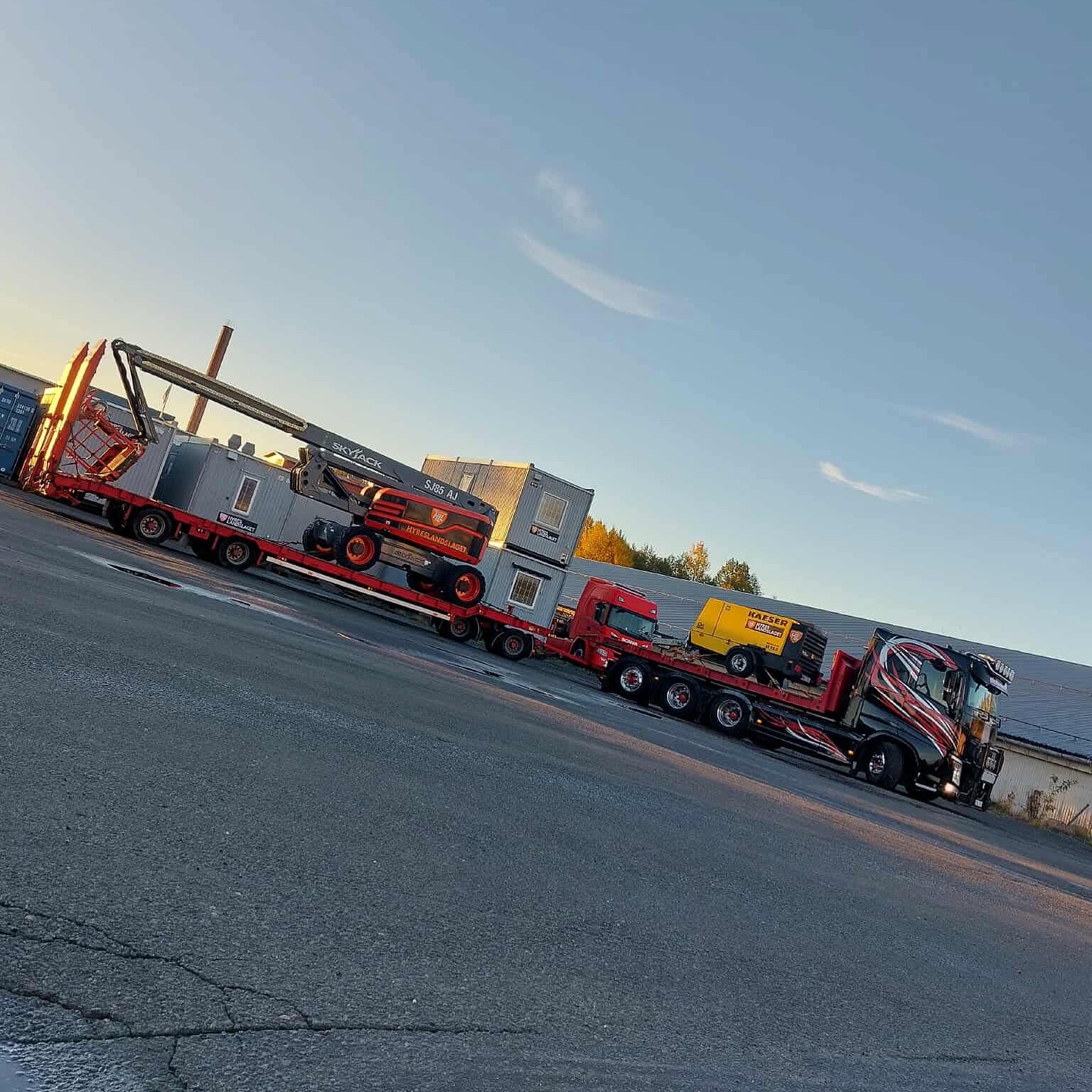 Tar med oss lite prylar åt @hyreslandslaget från Småland upp till Stockholm igen ☀️💪🏻😎 #småland #stockholm #maskintransport #lastväxlare #volvotrucks #maskinsläp #hll