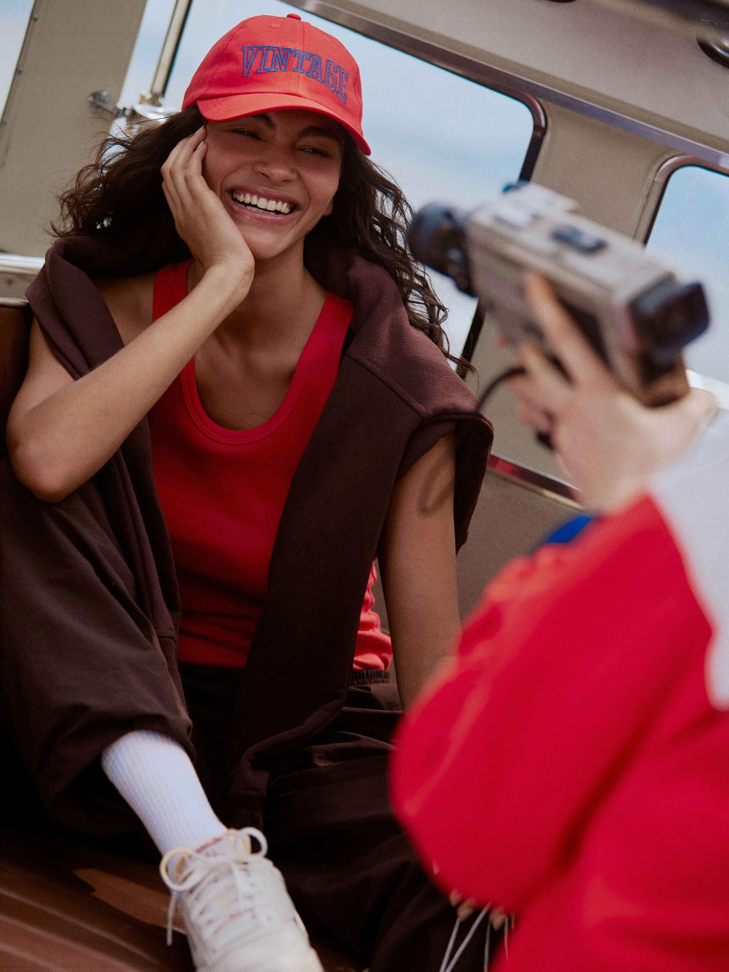 Uma colaboração que traduz o sportswear como expressão estética. A NV e a Reebok revisitram as décadas de 80 e 90 para criar peças que unem precisão técnica, design gráfico e textura. Nylon, recortes arquitetônicos e um tênis exclusivo reinterpretam o movimento sob uma nova ótica, entre o urbano e o atemporal.
Mais sobre o conceito e o processo criativo na matéria completa, no link da bio.
#NVxReebok #design #sportswear #fashioncollab #anos80 #anos90 #ClubC #moda #estilo #editorialdemoda