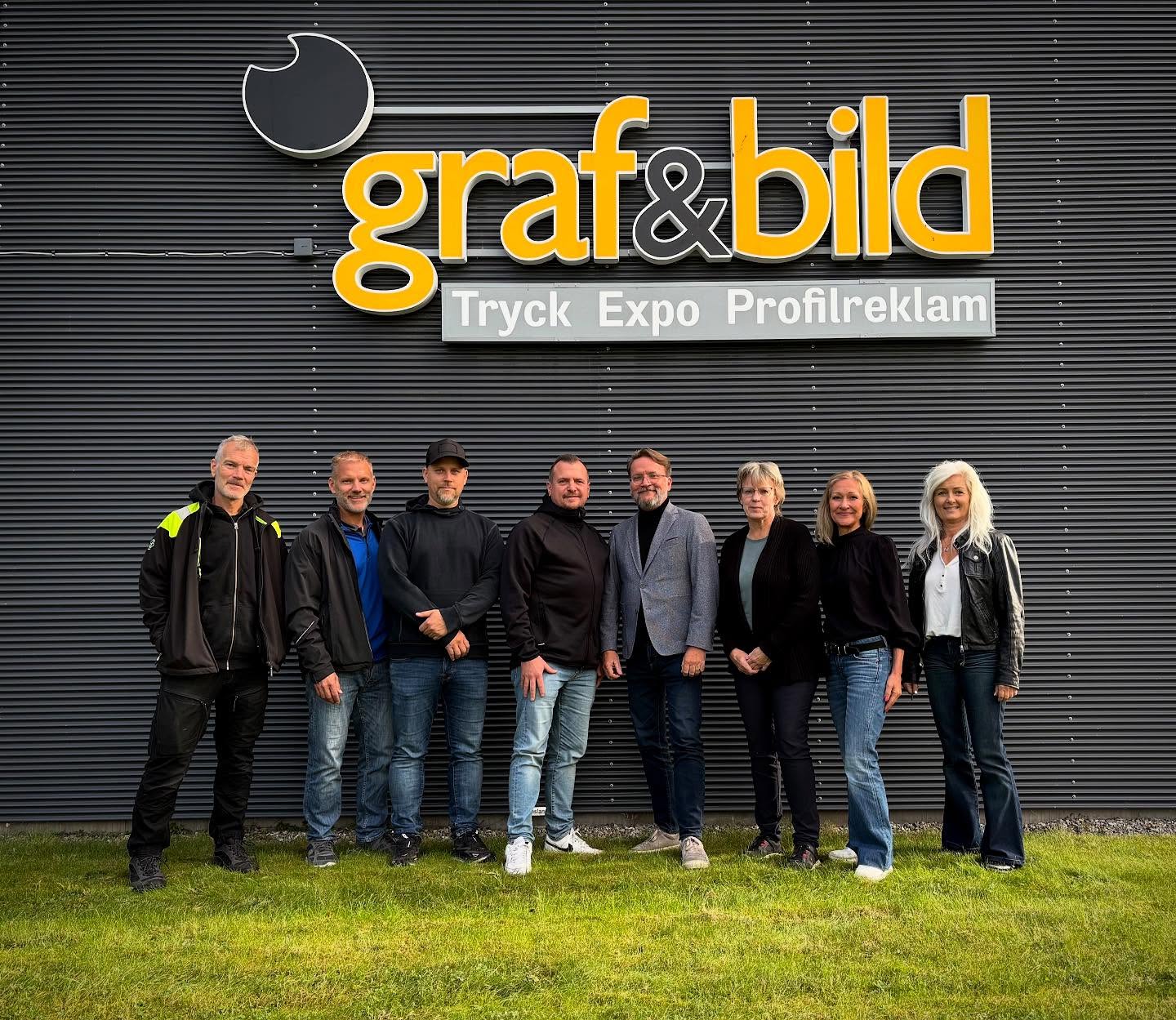 🌟Graf & Bild blir en del av Skylt & Neon!
Vi är glada att kunna berätta att Graf & Bild nu har blivit en del av Skylt & Neon i Västerås.
Tillsammans skapar vi en ännu starkare helhetsleverantör inom visuell kommunikation – med fler möjligheter för dig som kund – från skyltar, varumärkesprofilering och grafisk produktion till trycksaker, monterdesign och produktion.
Vi ser fram emot vår fortsatta kreativa resa – tillsammans med våra kunder och som ett starkt team.