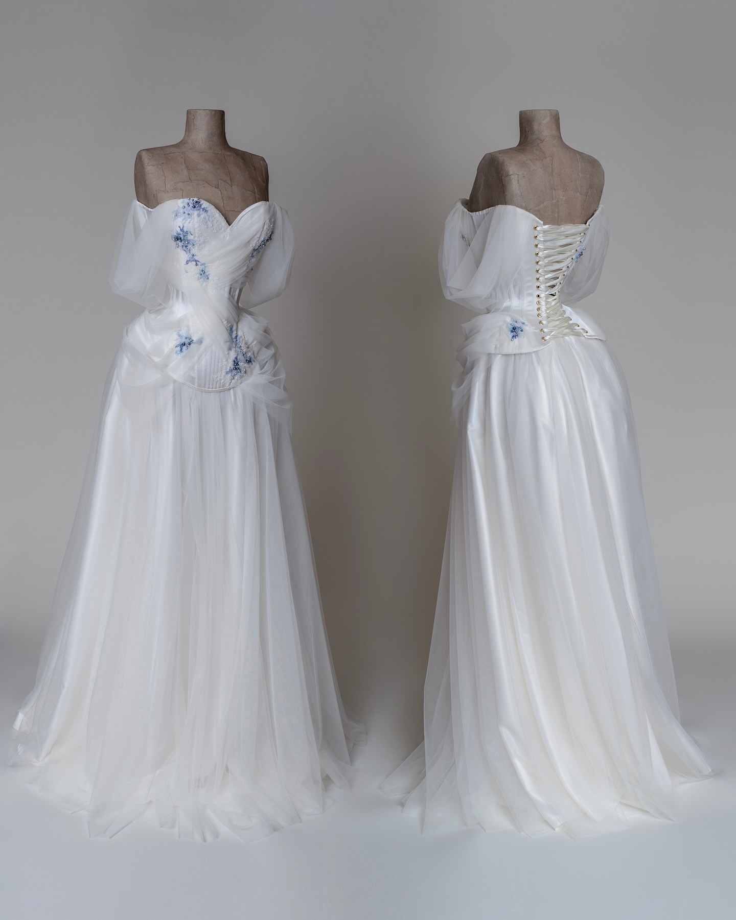 • Eleanor •
She dreamed of elegant lines, delicate draping and pops of colour.
We began with a sleek overbust corset as the canvas, then gathered pleats of tulle to hang like morning mist, lightly draped around the body. Each piece held by the rich texture of hand-painted lace in shades of ivory and deep blue. Freshwater pearls in matching tones were stitched on by hand, catching the light with a quiet lustre.
A look that felt both dreamlike and detailed, soft yet bold.
Photographer | @iamsukophoto
Bridal Corset & Skirt | @emiahcouture
#EmiahCouture #Emiah_Bespoke #Emiah_Bridal #Emiah_Bride