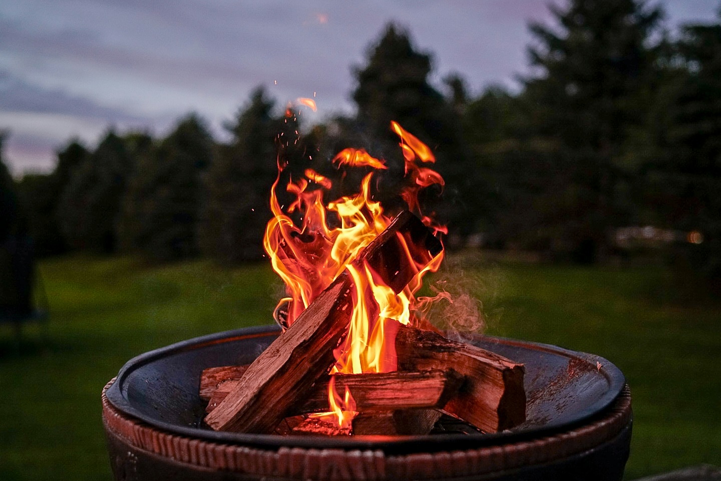 Two HOT Ideas for the Holidays!
1. Sweet Endings that Bring the 🔥
Elevate desserts with a little heat! We love to present guests with s’mores done traditionally, or built over small, tabletop fire pits. And for a classic grand finale, we bring on the Bananas Foster Flambe!
2. Outdoor fire pits or faux fireplaces create cozy corners. Serve hot cocktails, roasted chestnuts, or fondue while providing warm blankets and soft seating.
First Photo: R.D. Smith, Unsplash
#holidayentertaining #hotideas #dessert