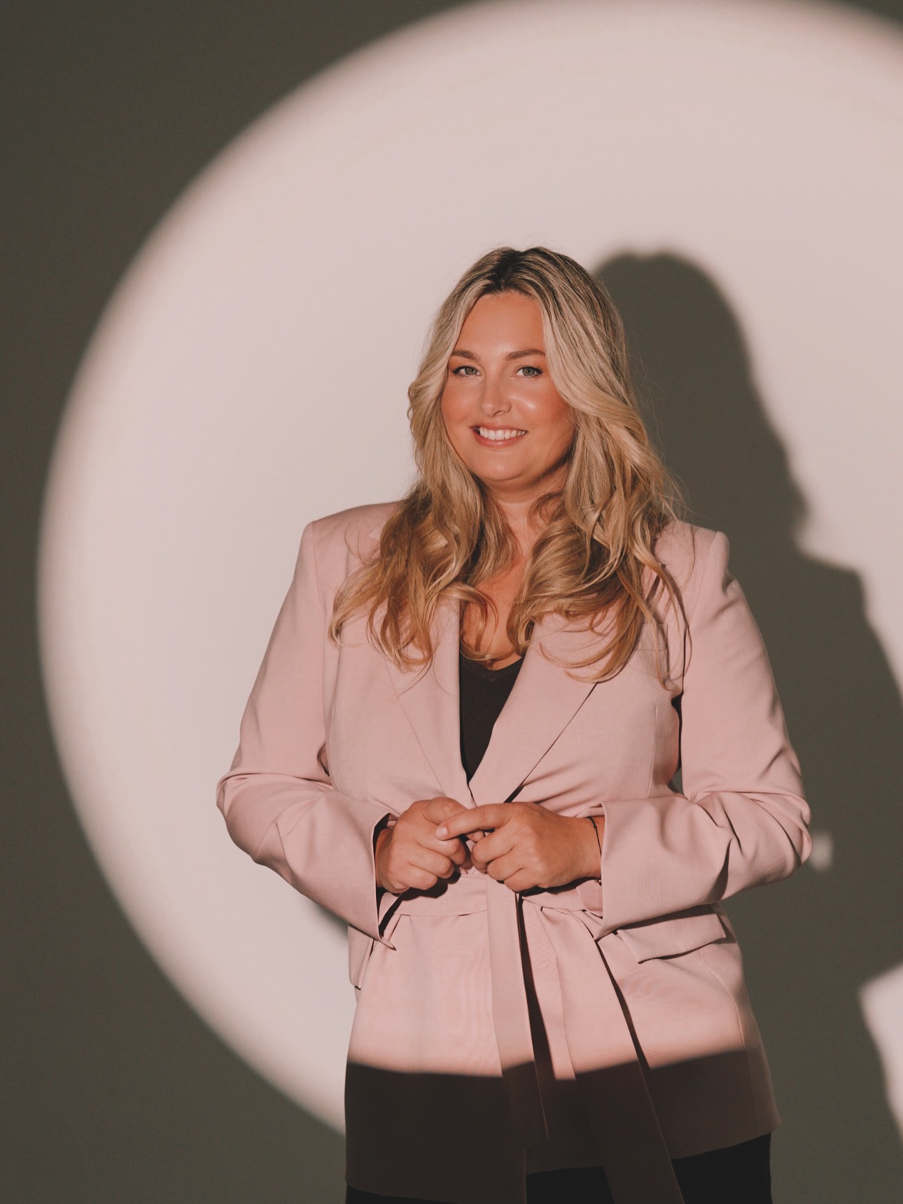 Boso diena.
Jau penkti metai iš eilės sulaukiu sveikinimų ir staigmenų iš komandos. Bet toookių staigmenų iki ašarų ir gilaus stipraus WOW ✨
Ir vis dar negaliu priprasti prie to jausmo.
Atrodo, kad tiek dėmesio – per daug.
Kad nesu verta tiek šilumos, tiek pastangų, tiek gražių žodžių.
Bet kartu viduje kyla toks švelnus dėkingumas, kad norisi viską sustabdyti akimirkai ir tiesiog įkvėpti.
Žiūriu į nuotraukas iš visų šių metų – kiek jose šypsenų, juoko, nuoširdumo.
Kiek meilės tame, ką kartu kuriame.
„Balta Akvarelė“ – ne tik klinika. Tai vieta, kur kiekviena diena nuspalvinama jūsų gerumu.
Ačiū, kad esate.
Kad tikite.
Kad leidžiate man jaustis reikalingai, net kai pati tuo suabejoju
2021 rugsėjis buvo mūsų pradžia .. ir jau penktus metus skaičiuojame ✨ Kokia ja didelė mūsų šeima !
Dėkoju visatai ir meldžiu sveikatos ir išminties toliau rūpintis BAON šeima ♥️
@karolina4smile