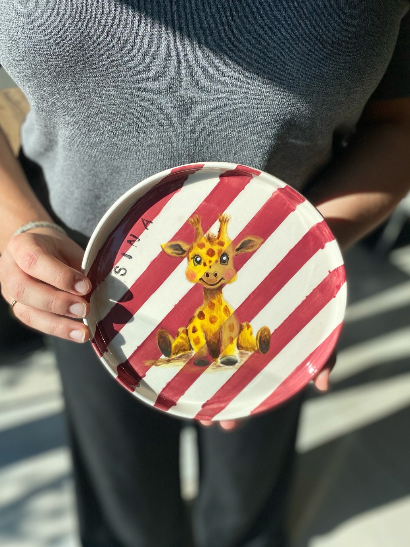 Mit dieser allerliebsten Giraffe wünschen wir dir einen entspannten Start in die neue Woche 🧡🦒🤎🦒💛
Der Teller wurde als Kindergeschenk mit ganz viel Liebe in unserer Werkstatt gemalt. Wir waren schon bei der Entstehung total verzaubert 💫
#Werk2Go#keramikmalen#keramikbemalen#keramikliebe#keramikselberbemalen#malenaufkeramik#handgemacht#kreativzeit#ceramicart#ceramicpainting#keramikstudio#usterkreativ#keramikmalenzürich#ceramicpaitingzurich#usterfreizeit #geschenkidee #mitliebegemacht #selbstgemacht #selbstgemalt #handgemacht