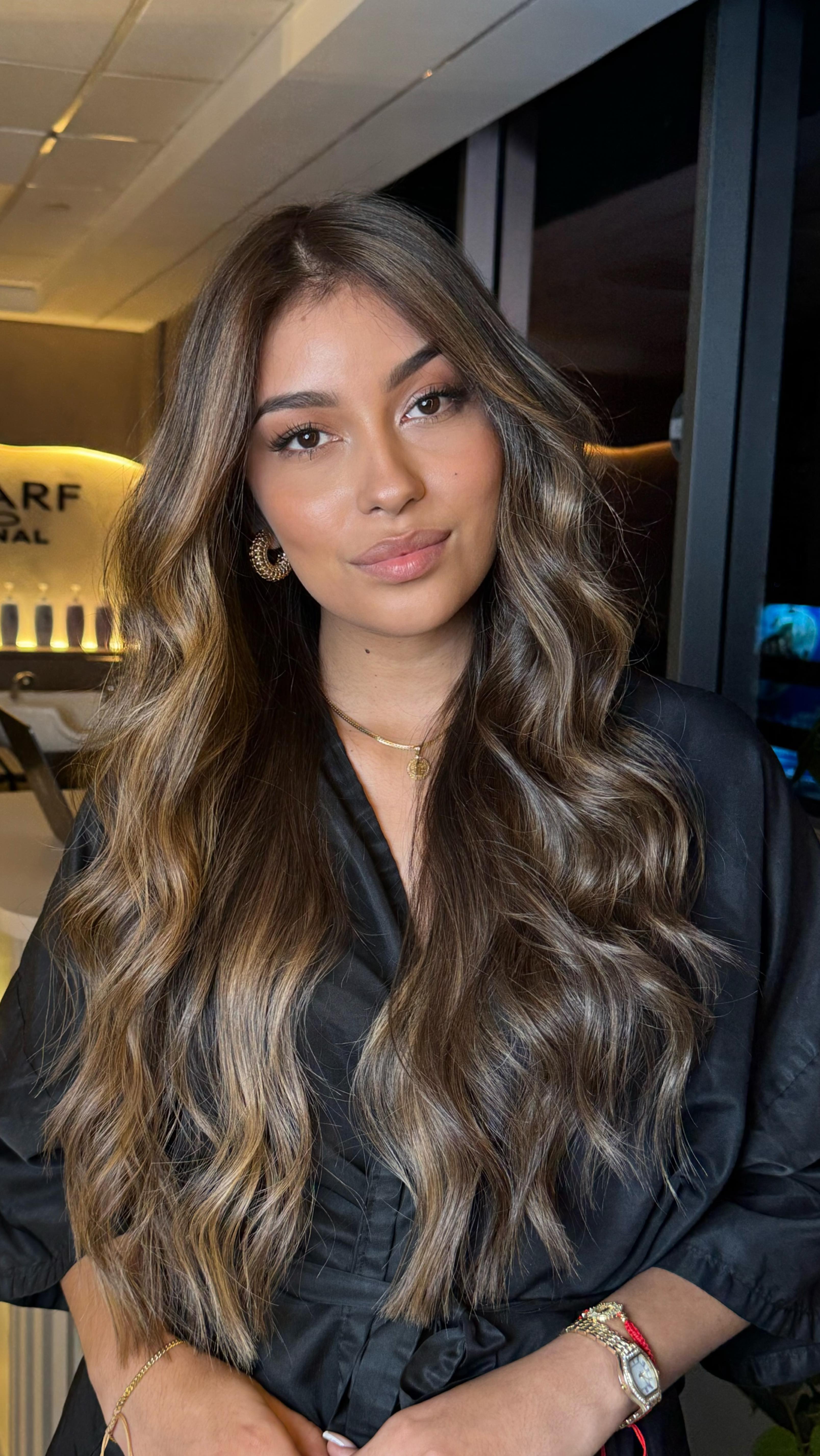 De lo natural… a lo sublime ✨
Ella llegó con su color virgen, y con mi técnica híbrida logramos una dimensión de luces suaves, reflejos cálidos y fríos perfectamente balanceados, sin perder la naturalidad de su raíz.
🌤️ Un efecto luminoso, fluido y elegante — ideal para quien busca un cambio sutil, pero con carácter.
Porque el lujo también puede ser natural.
📍 Jesús Tabarés Salón – Ciudad de Panamá
#HybridTechnique #ColorDeAutor #HairTransformation #LuxuryHair #BalayagePanama #JesusTabaresSalon #MochaLumiere #LumiereByJesusTabares #Sauvage #NaturalLuxury #musadejesustabares #panamá