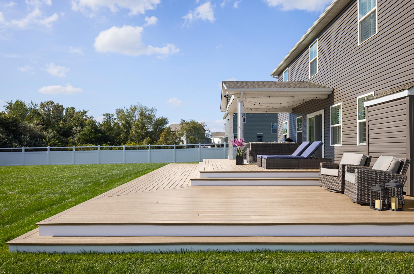✨ Looking for a deck that's as beautiful as it is durable? MoistureShield's Vision line features DiamondDefense Coating, creating the strongest composite cap in the industry. Scratches, stains, and fading don't stand a chance. Contact us to explore the stunning Vision color collection.
http://www.hobartlumber.com/
219-945-3031