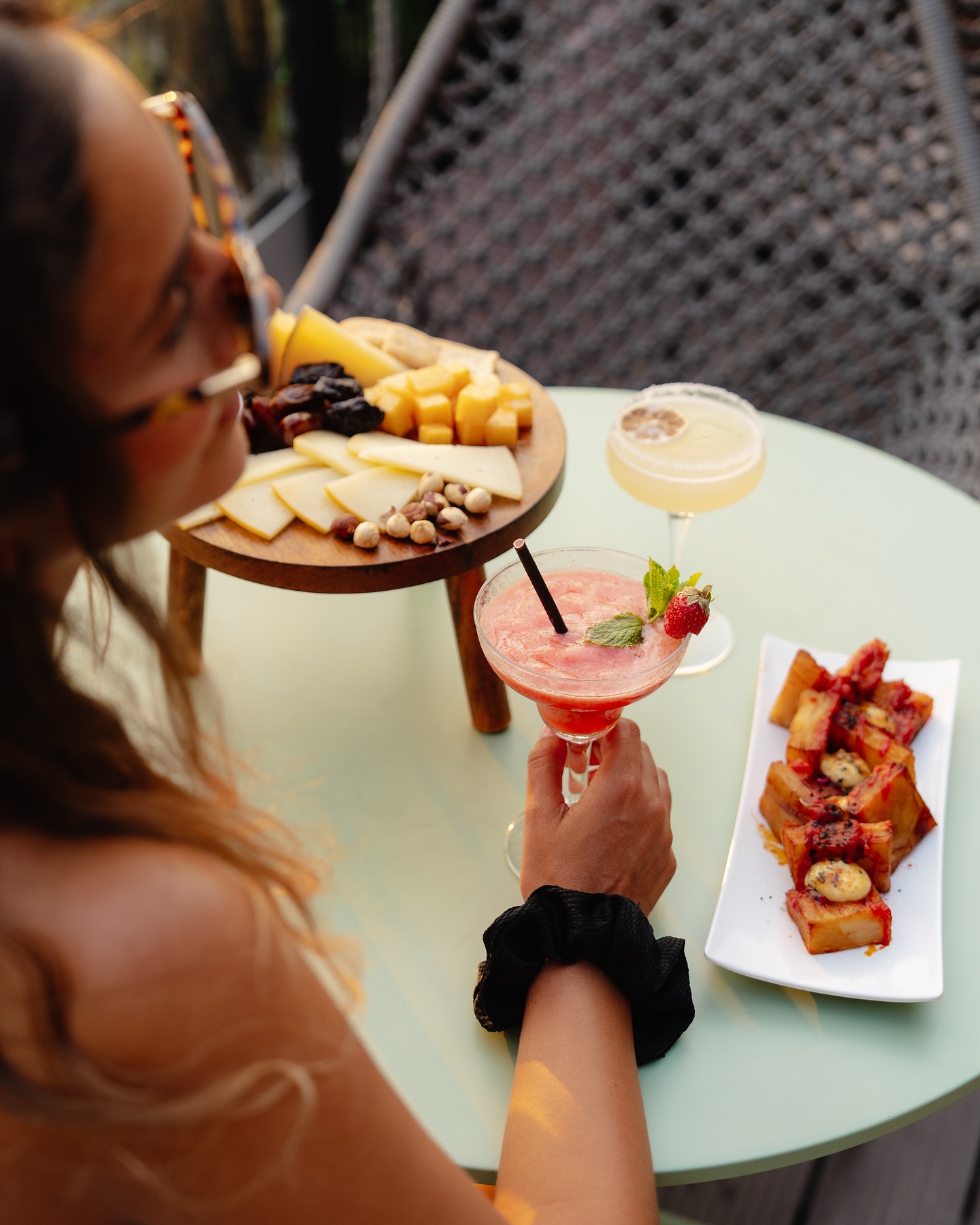 Lo mejor acaba de empezar.
Where the city meets the sky 💫
📸 travelifejournal