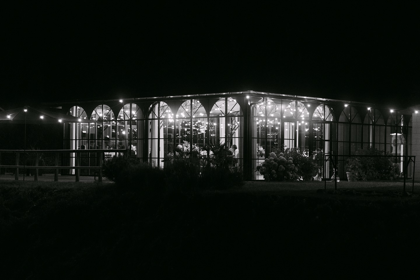 Notre orangerie, c’est un entre-deux.
Ni dedans, ni dehors.
Un lieu où la lumière rencontre la nuit,
où la nature regarde la fête sans jamais s’en mêler.
Ici, tout est question d’équilibre.
Entre l’ombre et la clarté, le silence et la musique, la pierre et le vivant.
L’Orangerie de Vaugency, c’est plus qu’une salle :
c’est une respiration.
📸 @jenniferbjoern
🏢 @lesateliersdelattre
.
.
.
.
#domainedevaugency #orangeriedevaugency #mariagevaugency #slowwedding #lieudevie #mariageauthentique #mariagechampagne #mariageenfrance #weddinginfrance #frenchweddingvenue #architecturedevie #verreetlumiere #orangerie #evenementdurable #mariageboheme #mariagenaturel #vaugencybynight #lieumagique #lumierenuit #mariage2026 #weddingvibes #charmelieu #entredeuxmondes